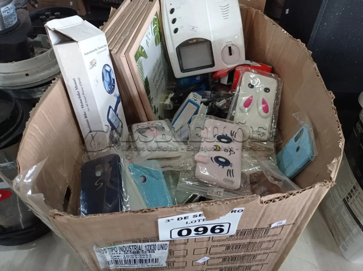LOTE 096 - 01 LOTE COM VÁRIAS CAPINHAS PARA CELULAR E PERIFÉRICOS DIVERSOS. (NO ESTADO) ATENÇÃO! FAZER A VISITAÇÃO ANTES DE ARREMATAR, NÃO SABEMOS SE FUNCIONA. LEILÃO NÃO TEM GARANTIA E NEM DEVOLUÇÃO, SUJEITO A POSSÍVEIS AVARIAS VISÍVEIS/OCULTAS E/OU AUSÊNCIA DE COMPONENTES.