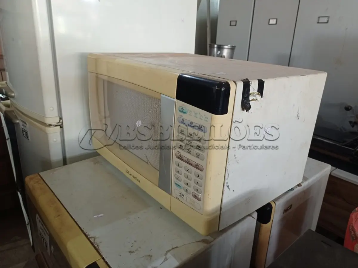 LOTE 079 - 03 MICRO-ONDAS MARCAS E MODELOS DIVERSOS. (NO ESTADO) ATENÇÃO! FAZER A VISITAÇÃO ANTES DE ARREMATAR, NÃO SABEMOS SE FUNCIONA. LEILÃO NÃO TEM GARANTIA E NEM DEVOLUÇÃO, SUJEITO A POSSÍVEIS AVARIAS VISÍVEIS/OCULTAS E/OU AUSÊNCIA DE COMPONENTES.