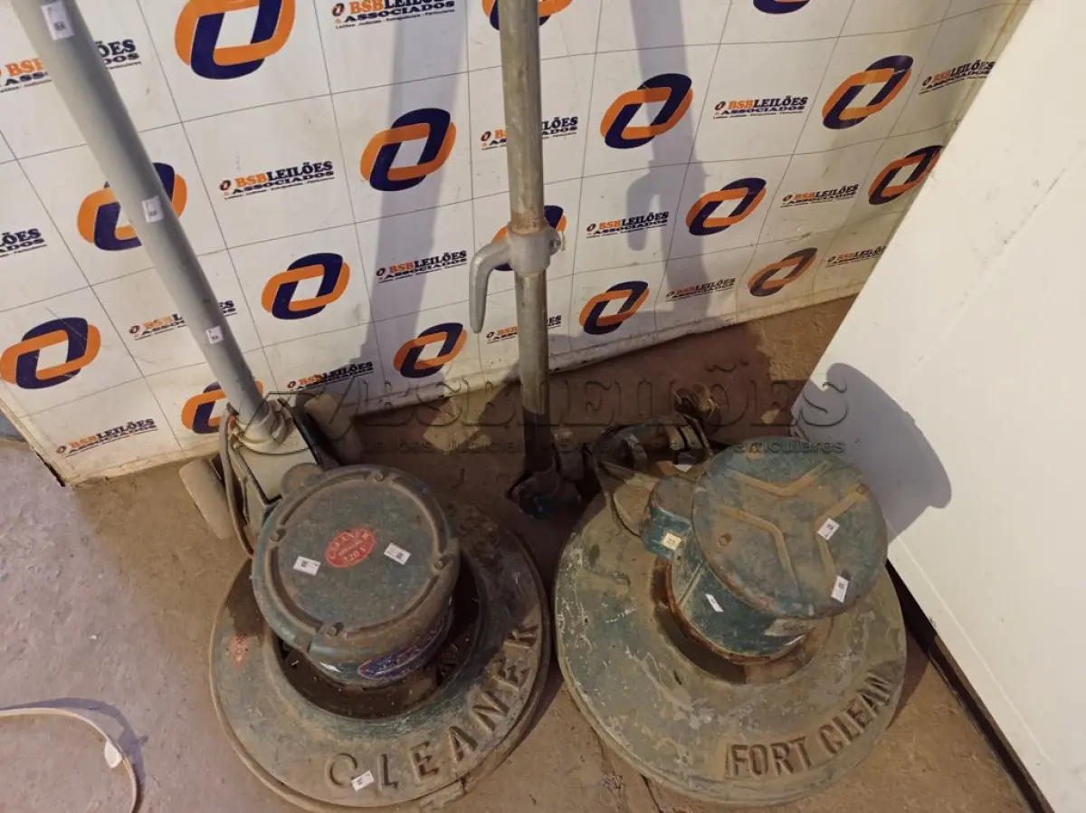 LOTE 032 - 02 ENCERADEIRAS INDUSTRIAIS MARCAS E MODELOS DIVERSOS COM AVARIAS. (NO ESTADO) ATENÇÃO! FAZER A VISITAÇÃO ANTES DE ARREMATAR, NÃO SABEMOS SE FUNCIONA. LEILÃO NÃO TEM GARANTIA E NEM DEVOLUÇÃO, SUJEITO A POSSÍVEIS AVARIAS VISÍVEIS/OCULTAS E/OU AUSÊNCIA DE COMPONENTES.