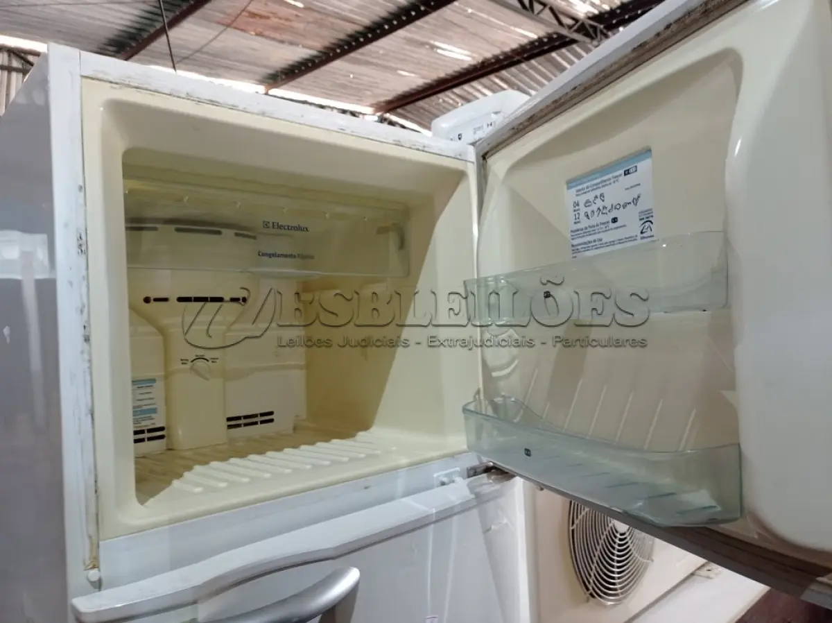LOTE 143 - 01 GELADEIRA MARCA ELECTROLUX 220V. (NO ESTADO) ATENÇÃO! FAZER A VISITAÇÃO ANTES DE ARREMATAR, NÃO SABEMOS SE FUNCIONA. LEILÃO NÃO TEM GARANTIA E NEM DEVOLUÇÃO, SUJEITO A POSSÍVEIS AVARIAS VISÍVEIS/OCULTAS E/OU AUSÊNCIA DE COMPONENTES.