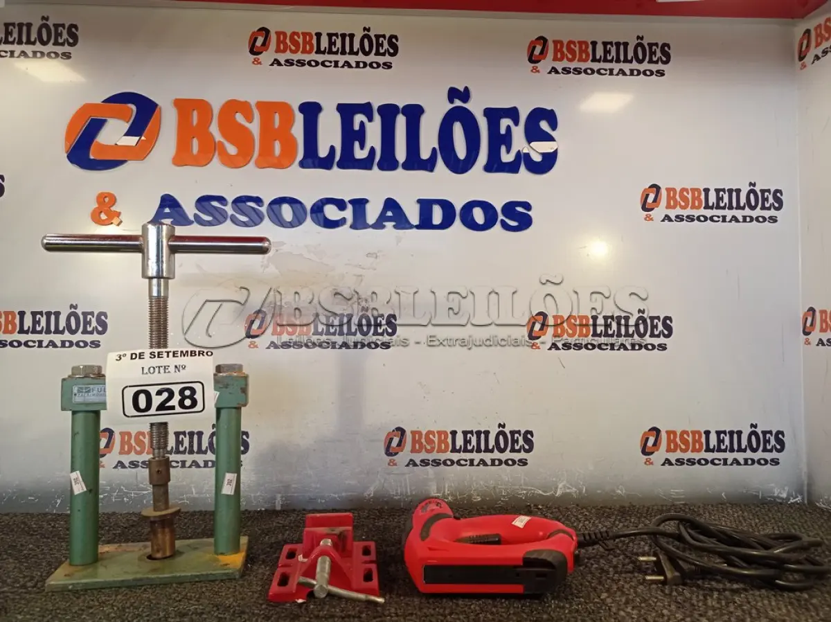 LOTE 028 - 01 GRAMPEADOR, 01 MORSA PEQUENA E 01 PRENSA. (NO ESTADO) ATENÇÃO! FAZER A VISITAÇÃO ANTES DE ARREMATAR, NÃO SABEMOS SE FUNCIONA. LEILÃO NÃO TEM GARANTIA E NEM DEVOLUÇÃO, SUJEITO A POSSÍVEIS AVARIAS VISÍVEIS/OCULTAS E/OU AUSÊNCIA DE COMPONENTES.