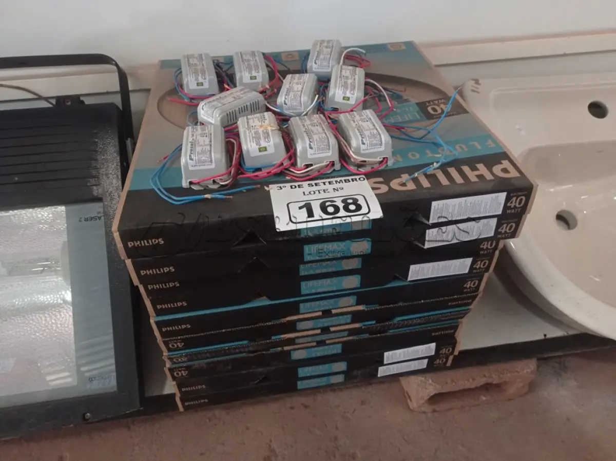 LOTE 168 - 01 LOTE COM VÁRIAS LUMINÁRIAS FLUORESCENTE REDONDAS E REATORES 1X40W. (NO ESTADO) ATENÇÃO! FAZER A VISITAÇÃO ANTES DE ARREMATAR, NÃO SABEMOS SE FUNCIONA. LEILÃO NÃO TEM GARANTIA E NEM DEVOLUÇÃO, SUJEITO A POSSÍVEIS AVARIAS VISÍVEIS/OCULTAS E/OU AUSÊNCIA DE COMPONENTES.