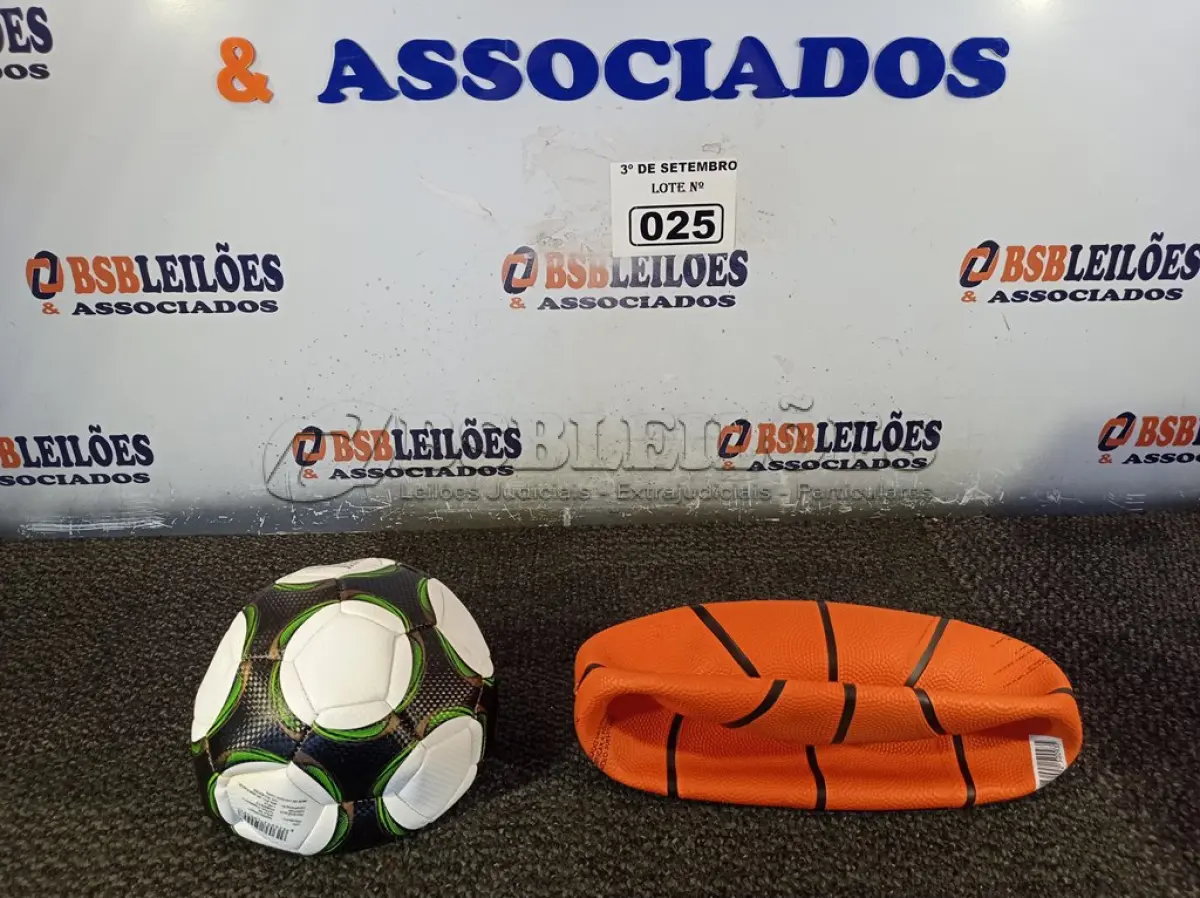 LOTE 025 - 01 BOLA DE BASQUETE E 01 BOLA DE FUTEBOL. (NO ESTADO) ATENÇÃO! FAZER A VISITAÇÃO ANTES DE ARREMATAR, NÃO SABEMOS SE FUNCIONA. LEILÃO NÃO TEM GARANTIA E NEM DEVOLUÇÃO, SUJEITO A POSSÍVEIS AVARIAS VISÍVEIS/OCULTAS E/OU AUSÊNCIA DE COMPONENTES.