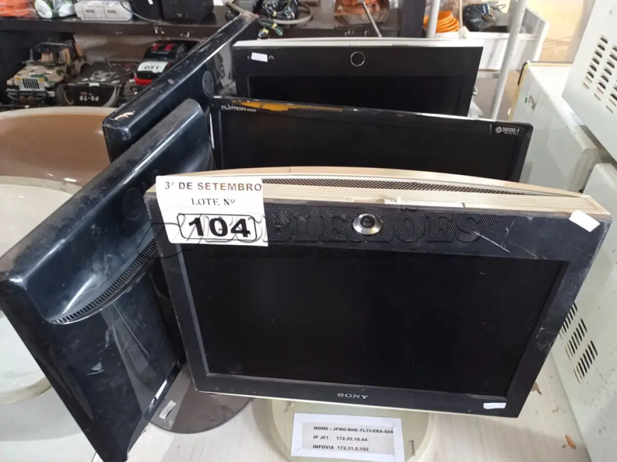 LOTE 104 - 05 MONITORES MARCAS E MODELOS DIVERSOS. (NO ESTADO) ATENÇÃO! FAZER A VISITAÇÃO ANTES DE ARREMATAR, NÃO SABEMOS SE FUNCIONA. LEILÃO NÃO TEM GARANTIA E NEM DEVOLUÇÃO, SUJEITO A POSSÍVEIS AVARIAS VISÍVEIS/OCULTAS E/OU AUSÊNCIA DE COMPONENTES.