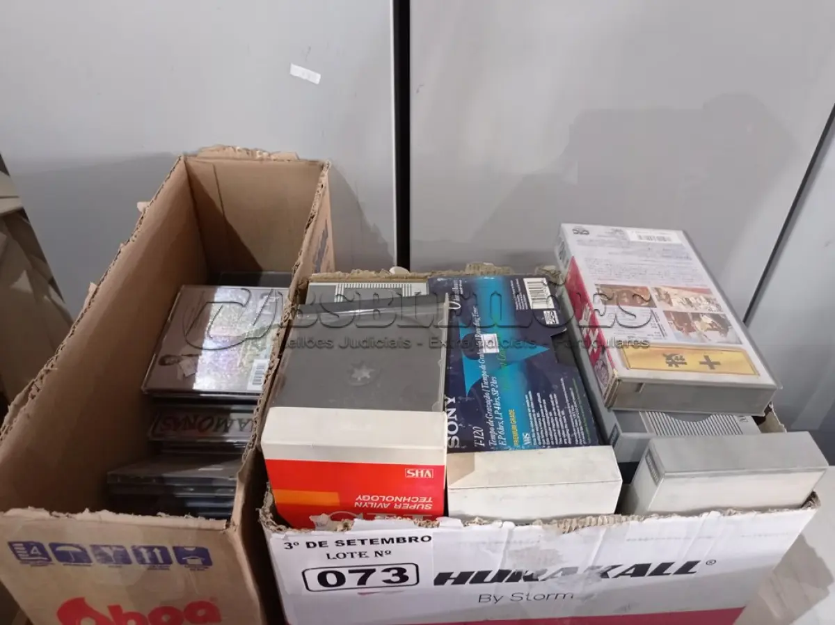 LOTE 073 - 01 LOTE COM VÁRIOS CDS E FITAS VHS DIVERSOS. (NO ESTADO) ATENÇÃO! FAZER A VISITAÇÃO ANTES DE ARREMATAR, NÃO SABEMOS SE FUNCIONA. LEILÃO NÃO TEM GARANTIA E NEM DEVOLUÇÃO, SUJEITO A POSSÍVEIS AVARIAS VISÍVEIS/OCULTAS E/OU AUSÊNCIA DE COMPONENTES.