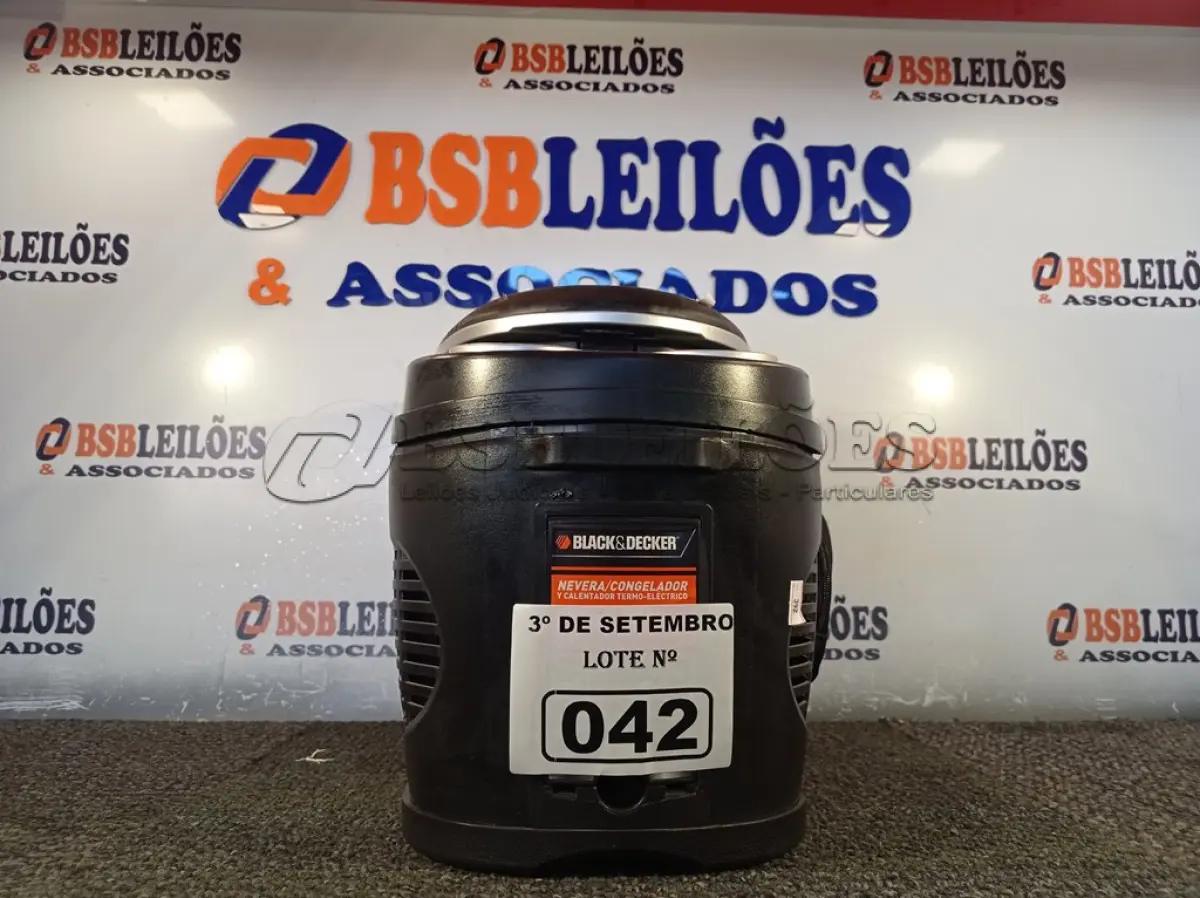 LOTE 042 - 01 GELADEIRA AUTOMOTIVA MARCA BLACK&DECKER. (NO ESTADO) ATENÇÃO! FAZER A VISITAÇÃO ANTES DE ARREMATAR, NÃO SABEMOS SE FUNCIONA. LEILÃO NÃO TEM GARANTIA E NEM DEVOLUÇÃO, SUJEITO A POSSÍVEIS AVARIAS VISÍVEIS/OCULTAS E/OU AUSÊNCIA DE COMPONENTES.