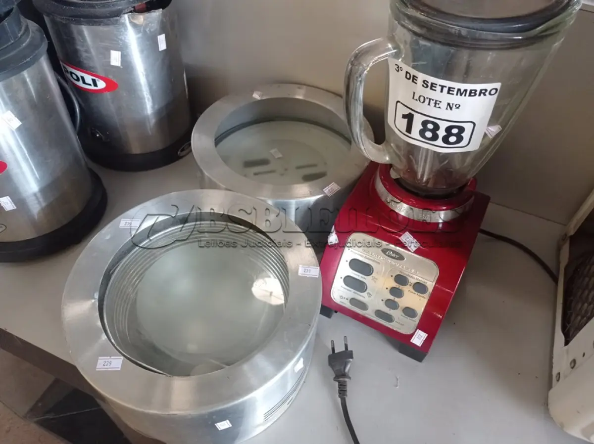 LOTE 188 - 01 LIQUIDIFICADOR OSTER, 02 LUMINÁRIAS DE EMBUTIR E 01 RAQUETE DE TÊNIS. (NO ESTADO) ATENÇÃO! FAZER A VISITAÇÃO ANTES DE ARREMATAR, NÃO SABEMOS SE FUNCIONA. LEILÃO NÃO TEM GARANTIA E NEM DEVOLUÇÃO, SUJEITO A POSSÍVEIS AVARIAS VISÍVEIS/OCULTAS E/OU AUSÊNCIA DE COMPONENTES.