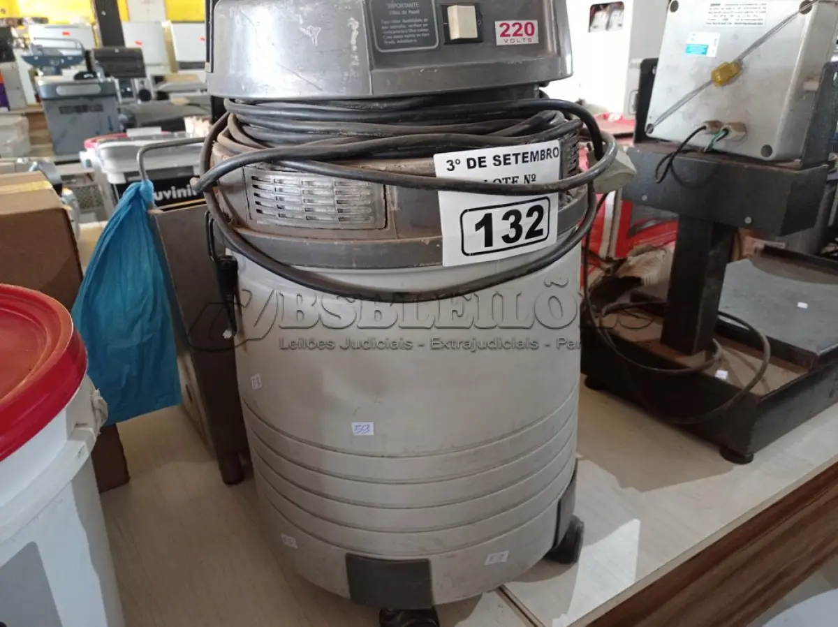LOTE 132 - 01 ASPIRADOR DE PÓ MARCA PROSDÓCIMO. (NO ESTADO) ATENÇÃO! FAZER A VISITAÇÃO ANTES DE ARREMATAR, NÃO SABEMOS SE FUNCIONA. LEILÃO NÃO TEM GARANTIA E NEM DEVOLUÇÃO, SUJEITO A POSSÍVEIS AVARIAS VISÍVEIS/OCULTAS E/OU AUSÊNCIA DE COMPONENTES.