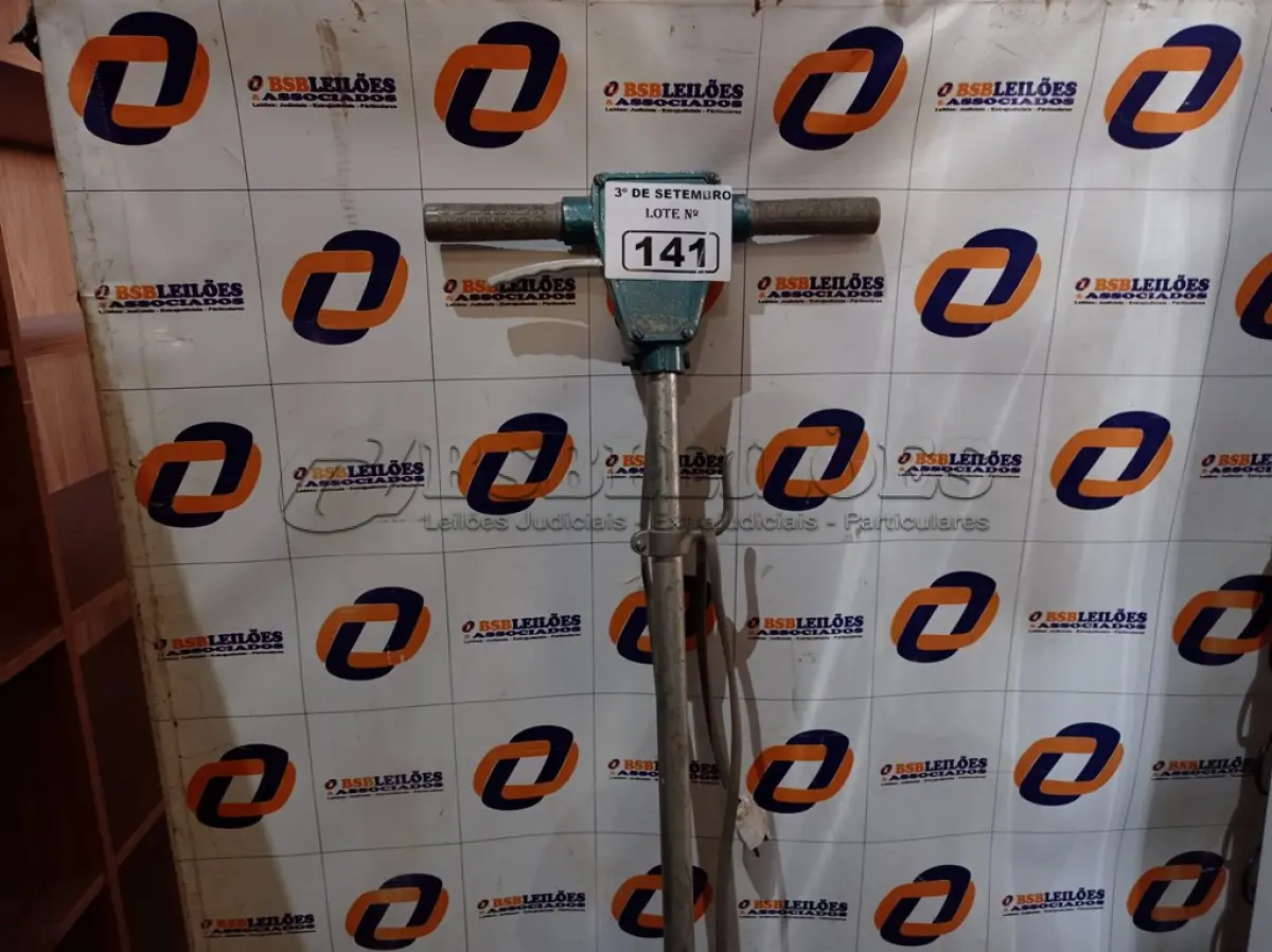 LOTE 141 - 01 ENCERADEIRA MARCA CLEANER. (NO ESTADO) ATENÇÃO! FAZER A VISITAÇÃO ANTES DE ARREMATAR, NÃO SABEMOS SE FUNCIONA. LEILÃO NÃO TEM GARANTIA E NEM DEVOLUÇÃO, SUJEITO A POSSÍVEIS AVARIAS VISÍVEIS/OCULTAS E/OU AUSÊNCIA DE COMPONENTES.