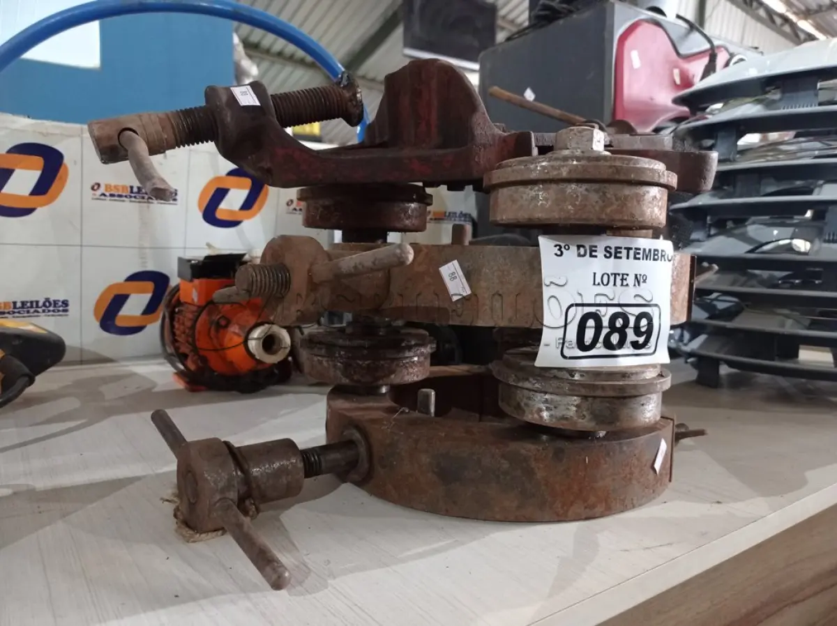 LOTE 089 - 01 PRENSA E 02 CURVADORAS DE TUBOS. (NO ESTADO) ATENÇÃO! FAZER A VISITAÇÃO ANTES DE ARREMATAR, NÃO SABEMOS SE FUNCIONA. LEILÃO NÃO TEM GARANTIA E NEM DEVOLUÇÃO, SUJEITO A POSSÍVEIS AVARIAS VISÍVEIS/OCULTAS E/OU AUSÊNCIA DE COMPONENTES.