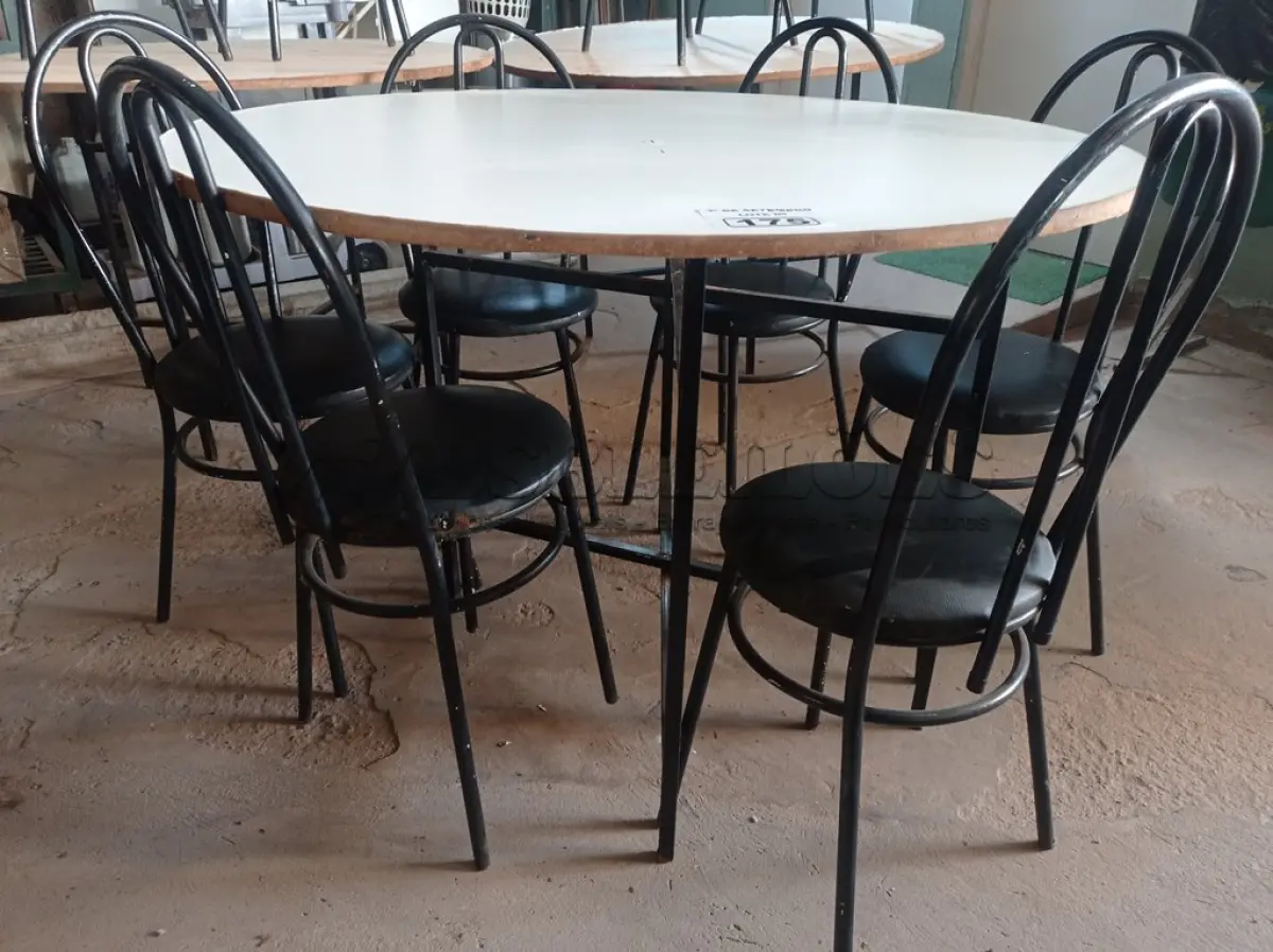 LOTE 175 - 01 MESA DE FERRO COM BASE DOBRÁVEL, TAMPO EM MADEIRA E 06 CADEIRAS DE FERRO COM ASSENTO ALMOFADADO. (NO ESTADO) ATENÇÃO! FAZER A VISITAÇÃO ANTES DE ARREMATAR, NÃO SABEMOS SE FUNCIONA. LEILÃO NÃO TEM GARANTIA E NEM DEVOLUÇÃO, SUJEITO A POSSÍVEIS AVARIAS VISÍVEIS/OCULTAS E/OU AUSÊNCIA DE COMPONENTES.