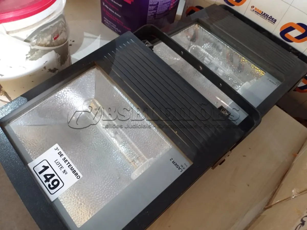 LOTE 149 - 02 LUMINÁRIAS DE PÁTIO. (NO ESTADO) ATENÇÃO! FAZER A VISITAÇÃO ANTES DE ARREMATAR, NÃO SABEMOS SE FUNCIONA. LEILÃO NÃO TEM GARANTIA E NEM DEVOLUÇÃO, SUJEITO A POSSÍVEIS AVARIAS VISÍVEIS/OCULTAS E/OU AUSÊNCIA DE COMPONENTES.