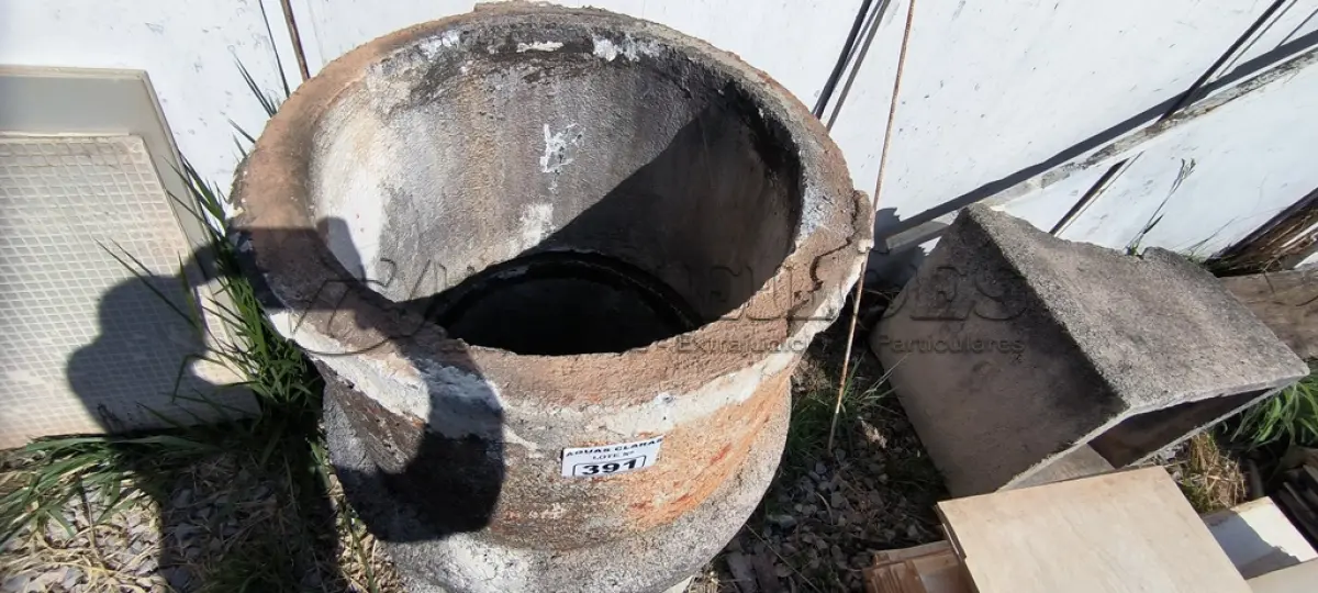LOTE 391 - 02 MANILHAS EM CONCRETO (NO ESTADO)