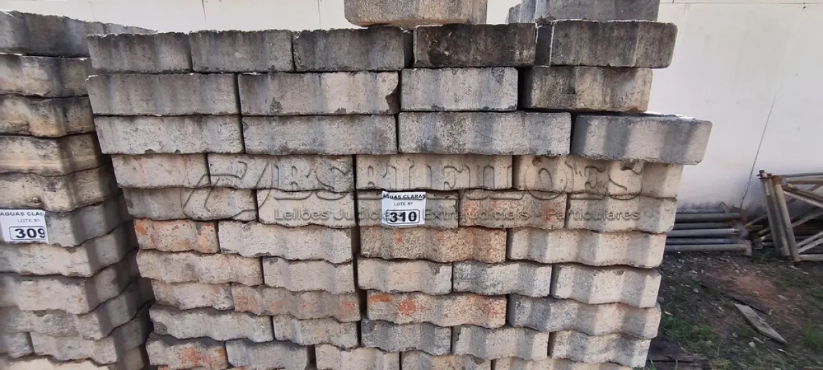 LOTE 310 - O1 LOTE COM BLOQUETES PARA PISO (NO ESTADO)