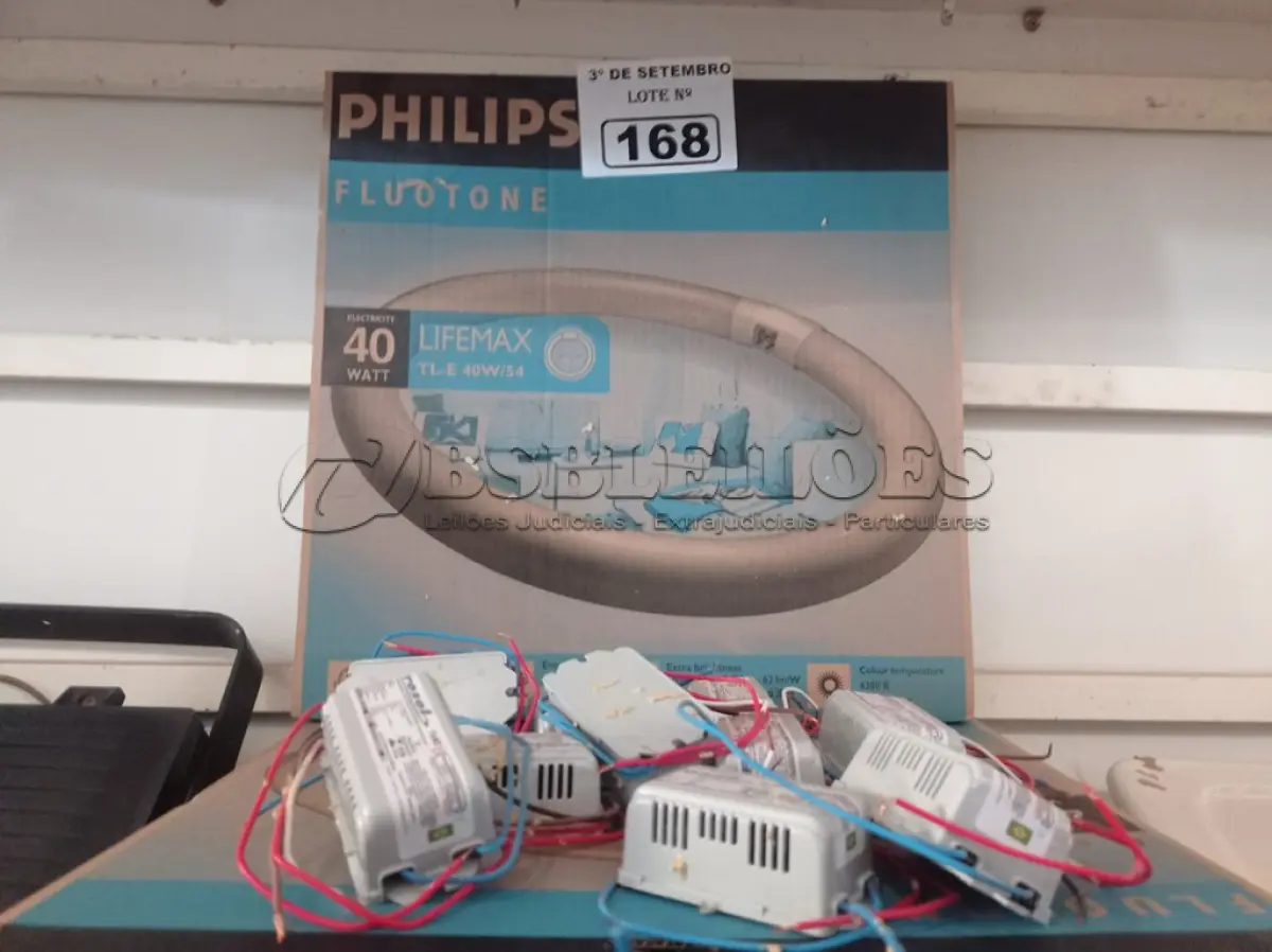 LOTE 168 - 01 LOTE COM VÁRIAS LUMINÁRIAS FLUORESCENTE REDONDAS E REATORES 1X40W. (NO ESTADO) ATENÇÃO! FAZER A VISITAÇÃO ANTES DE ARREMATAR, NÃO SABEMOS SE FUNCIONA. LEILÃO NÃO TEM GARANTIA E NEM DEVOLUÇÃO, SUJEITO A POSSÍVEIS AVARIAS VISÍVEIS/OCULTAS E/OU AUSÊNCIA DE COMPONENTES.