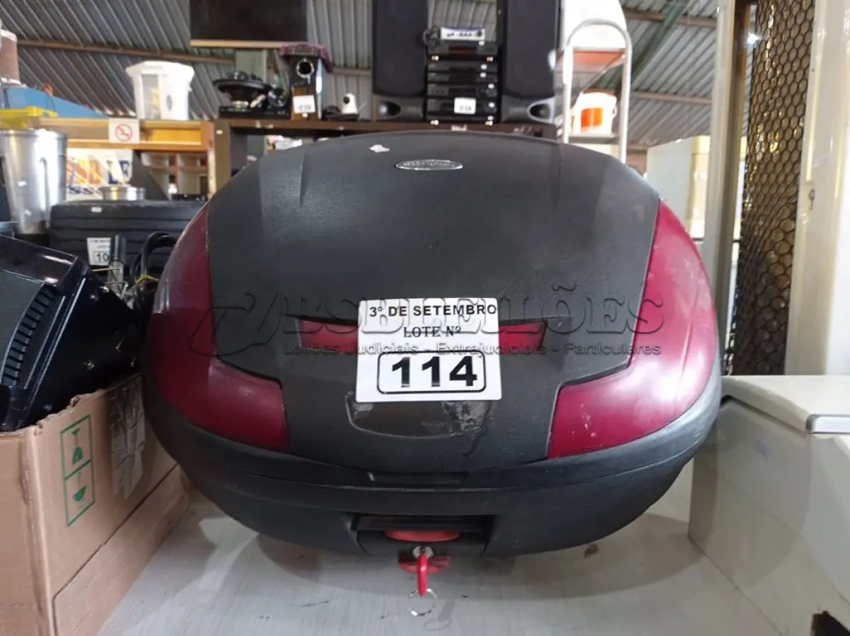 LOTE 114 - 01 BAU+SUPORTE DA MOTO TIGER800. (NO ESTADO) ATENÇÃO! FAZER A VISITAÇÃO ANTES DE ARREMATAR, NÃO SABEMOS SE FUNCIONA. LEILÃO NÃO TEM GARANTIA E NEM DEVOLUÇÃO, SUJEITO A POSSÍVEIS AVARIAS VISÍVEIS/OCULTAS E/OU AUSÊNCIA DE COMPONENTES.