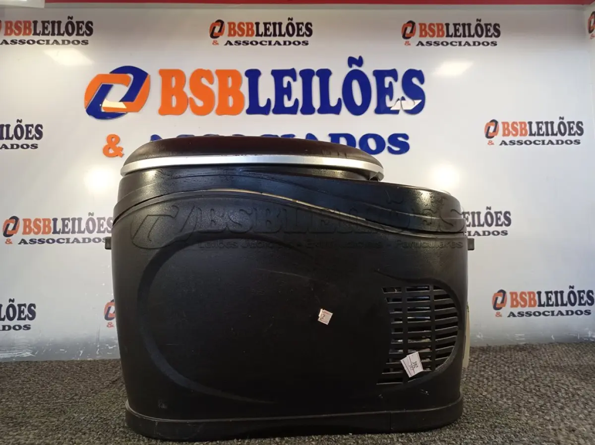 LOTE 042 - 01 GELADEIRA AUTOMOTIVA MARCA BLACK&DECKER. (NO ESTADO) ATENÇÃO! FAZER A VISITAÇÃO ANTES DE ARREMATAR, NÃO SABEMOS SE FUNCIONA. LEILÃO NÃO TEM GARANTIA E NEM DEVOLUÇÃO, SUJEITO A POSSÍVEIS AVARIAS VISÍVEIS/OCULTAS E/OU AUSÊNCIA DE COMPONENTES.