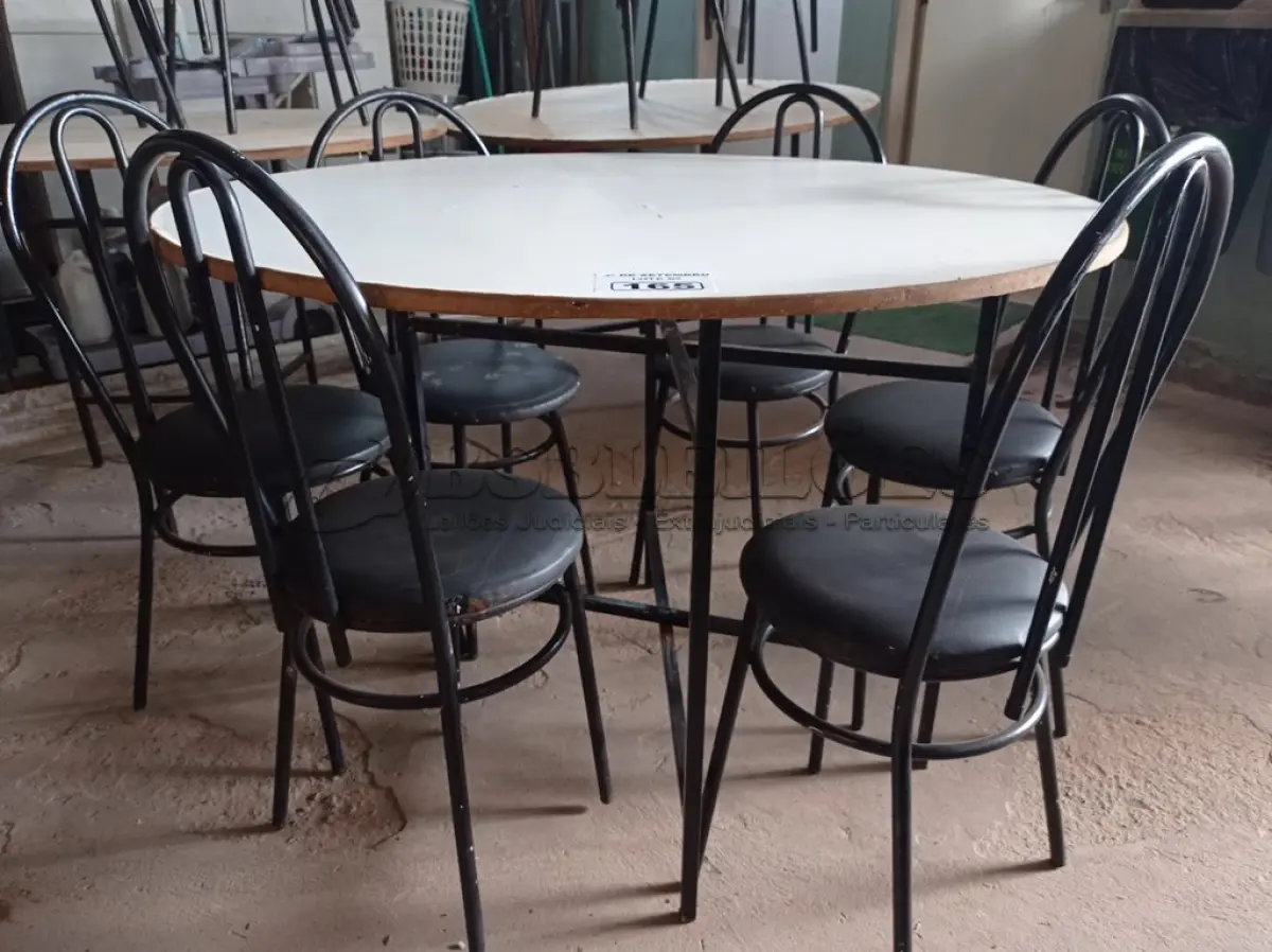 LOTE 165 - 01 MESA DE FERRO COM BASE DOBRÁVEL, TAMPO EM MADEIRA E 06 CADEIRAS DE FERRO COM ASSENTO ALMOFADADO. (NO ESTADO) ATENÇÃO! FAZER A VISITAÇÃO ANTES DE ARREMATAR, NÃO SABEMOS SE FUNCIONA. LEILÃO NÃO TEM GARANTIA E NEM DEVOLUÇÃO, SUJEITO A POSSÍVEIS AVARIAS VISÍVEIS/OCULTAS E/OU AUSÊNCIA DE COMPONENTES.