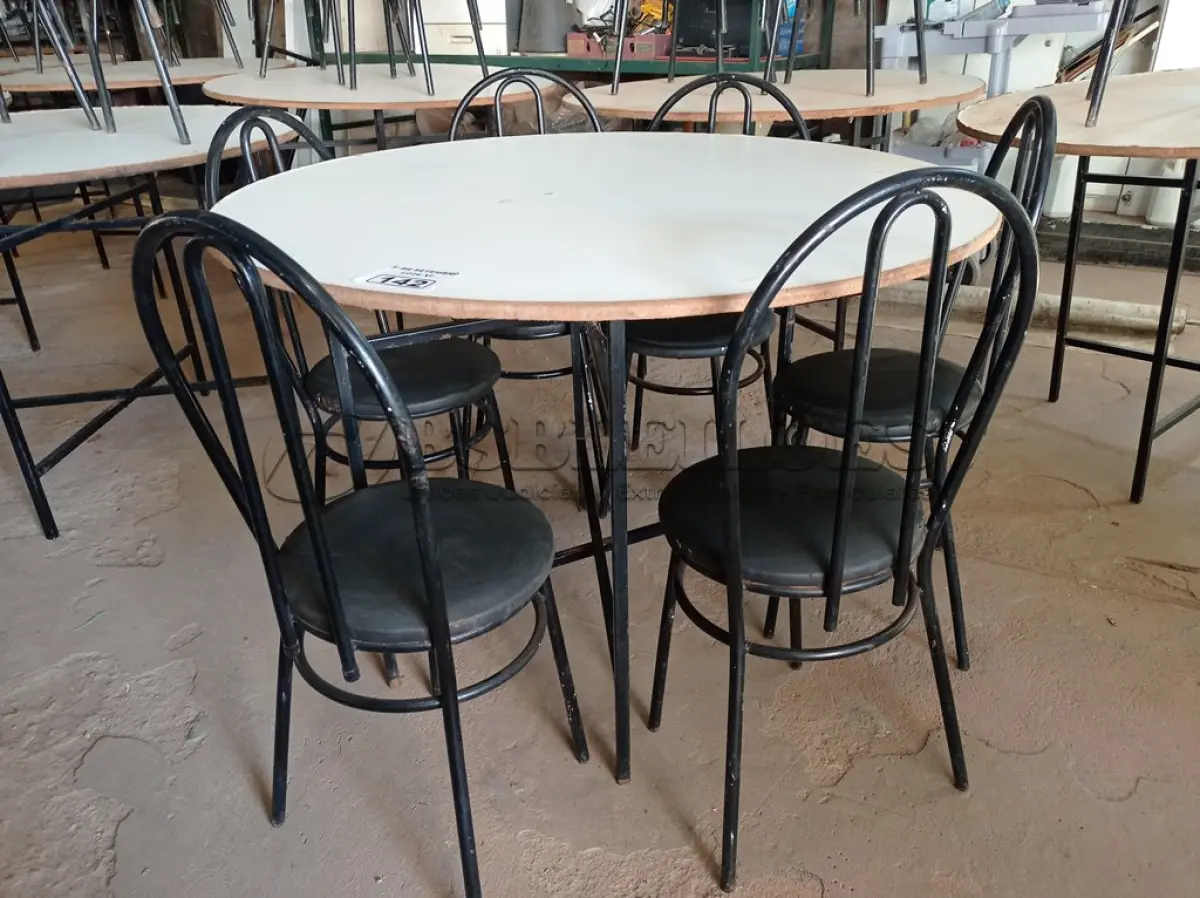 LOTE 142 - 01 MESA DE FERRO COM BASE DOBRÁVEL, TAMPO EM MADEIRA E 06 CADEIRAS DE FERRO COM ASSENTO ALMOFADADO. (NO ESTADO) ATENÇÃO! FAZER A VISITAÇÃO ANTES DE ARREMATAR, NÃO SABEMOS SE FUNCIONA. LEILÃO NÃO TEM GARANTIA E NEM DEVOLUÇÃO, SUJEITO A POSSÍVEIS AVARIAS VISÍVEIS/OCULTAS E/OU AUSÊNCIA DE COMPONENTES.