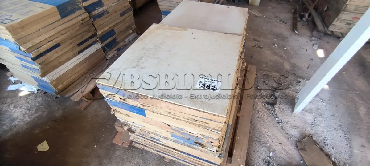 LOTE 382 - 01 LOTE COM PORCELANATO PORTOBELLO 60CM X 60CM MINERAL NUDE (NO ESTADO)