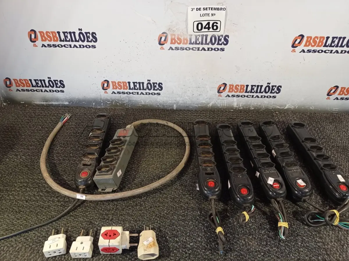 LOTE 046 - 01 LOTE COM VÁRIAS RÉGUAS E ADAPTADORES ELÉTRICOS MARCAS E MODELOS DIVERSOS. (NO ESTADO) ATENÇÃO! FAZER A VISITAÇÃO ANTES DE ARREMATAR, NÃO SABEMOS SE FUNCIONA. LEILÃO NÃO TEM GARANTIA E NEM DEVOLUÇÃO, SUJEITO A POSSÍVEIS AVARIAS VISÍVEIS/OCULTAS E/OU AUSÊNCIA DE COMPONENTES.