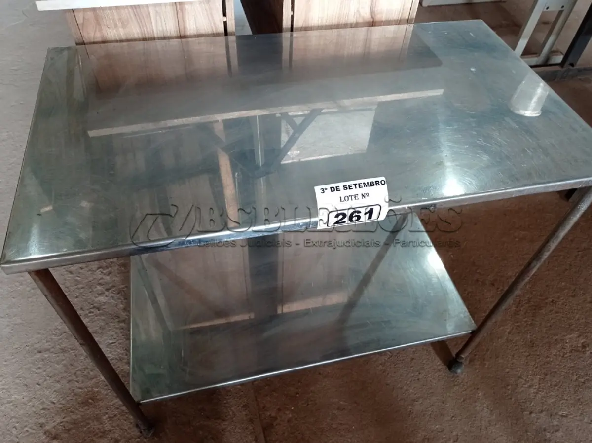 LOTE 261 - 01 MESINHA EM INOX. (NO ESTADO) ATENÇÃO! FAZER A VISITAÇÃO ANTES DE ARREMATAR, NÃO SABEMOS SE FUNCIONA. LEILÃO NÃO TEM GARANTIA E NEM DEVOLUÇÃO, SUJEITO A POSSÍVEIS AVARIAS VISÍVEIS/OCULTAS E/OU AUSÊNCIA DE COMPONENTES.