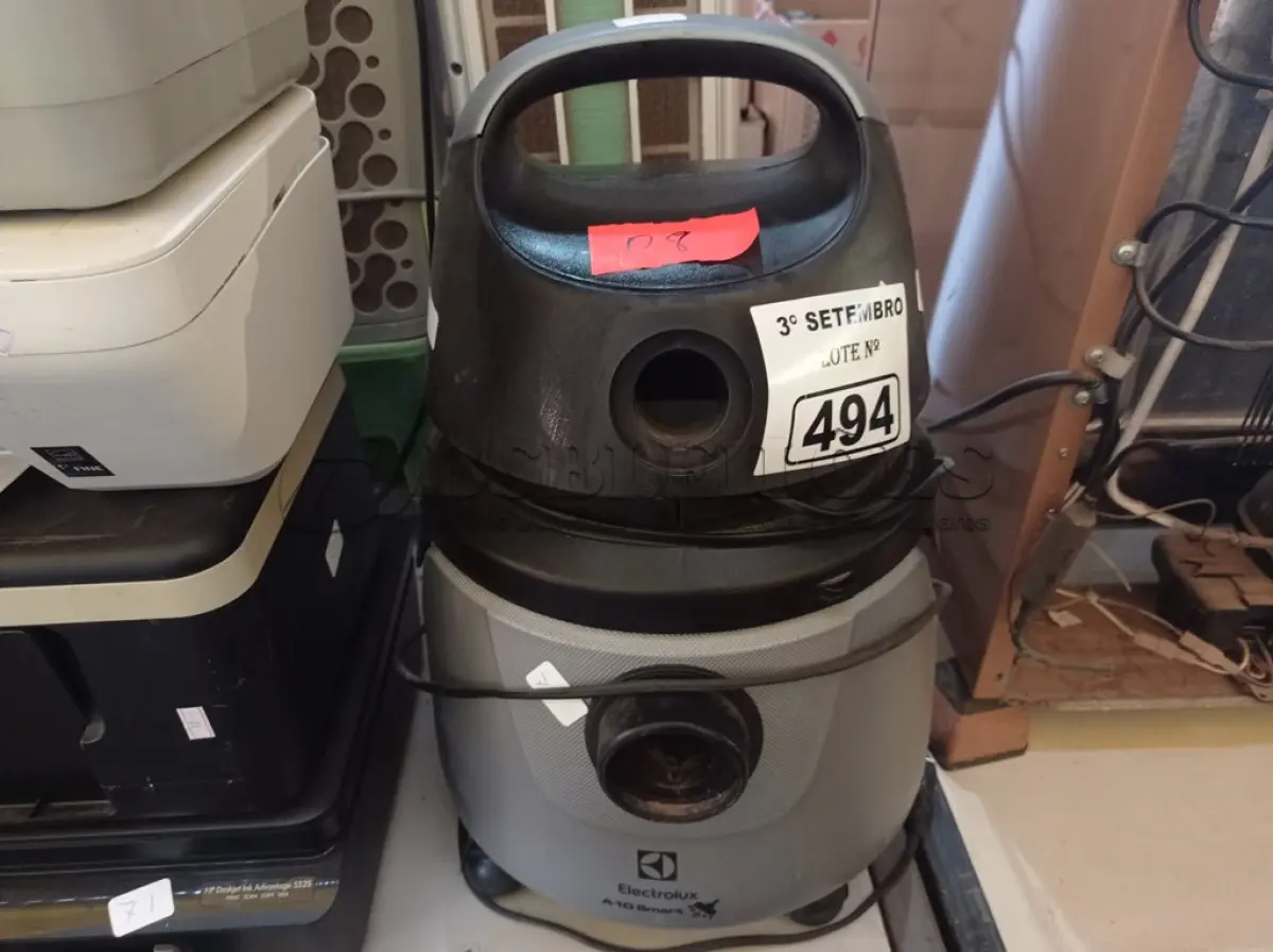 LOTE 494 - 01 ASPIRADOR DE PÓ MARCA ELECTROLUX. (NO ESTADO) ATENÇÃO! FAZER A VISITAÇÃO ANTES DE ARREMATAR, NÃO SABEMOS SE FUNCIONA. LEILÃO NÃO TEM GARANTIA E NEM DEVOLUÇÃO, SUJEITO A POSSÍVEIS AVARIAS VISÍVEIS/OCULTAS E/OU AUSÊNCIA DE COMPONENTES.
