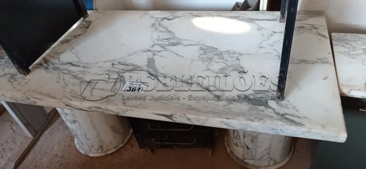 LOTE 361 - 01 BALCÃO BAIXO COM GAVETAS E 02 MESAS SENDO 01 EM MÁRMORE BRANCO ITALIANO. (NO ESTADO) ATENÇÃO! FAZER A VISITAÇÃO ANTES DE ARREMATAR, NÃO SABEMOS SE FUNCIONA. LEILÃO NÃO TEM GARANTIA E NEM DEVOLUÇÃO, SUJEITO A POSSÍVEIS AVARIAS VISÍVEIS/OCULTAS E/OU AUSÊNCIA DE COMPONENTES.