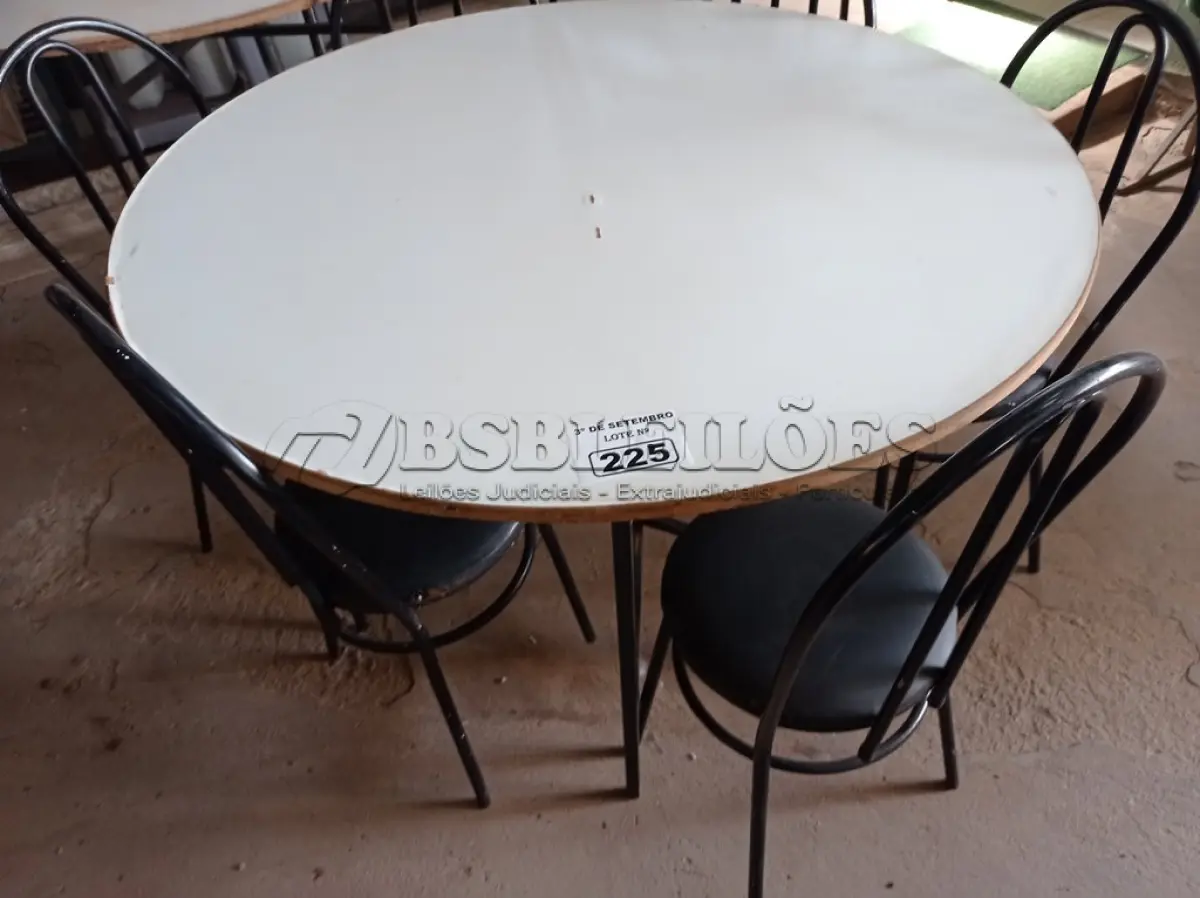 LOTE 225 - 01 MESA DE FERRO COM BASE DOBRÁVEL, TAMPO EM MADEIRA E 06 CADEIRAS DE FERRO COM ASSENTO ALMOFADADO. (NO ESTADO) ATENÇÃO! FAZER A VISITAÇÃO ANTES DE ARREMATAR, NÃO SABEMOS SE FUNCIONA. LEILÃO NÃO TEM GARANTIA E NEM DEVOLUÇÃO, SUJEITO A POSSÍVEIS AVARIAS VISÍVEIS/OCULTAS E/OU AUSÊNCIA DE COMPONENTES.
