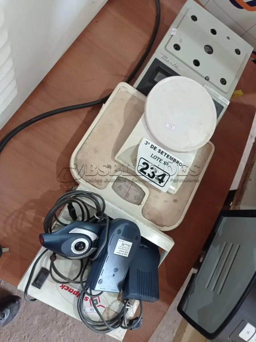 LOTE 234 - 03 BALANÇAS DE USO DOMÉSTICO, 01 SELADORA DE EMBALAGENS E PERIFÉRICOS. (NO ESTADO) ATENÇÃO! FAZER A VISITAÇÃO ANTES DE ARREMATAR, NÃO SABEMOS SE FUNCIONA. LEILÃO NÃO TEM GARANTIA E NEM DEVOLUÇÃO, SUJEITO A POSSÍVEIS AVARIAS VISÍVEIS/OCULTAS E/OU AUSÊNCIA DE COMPONENTES.