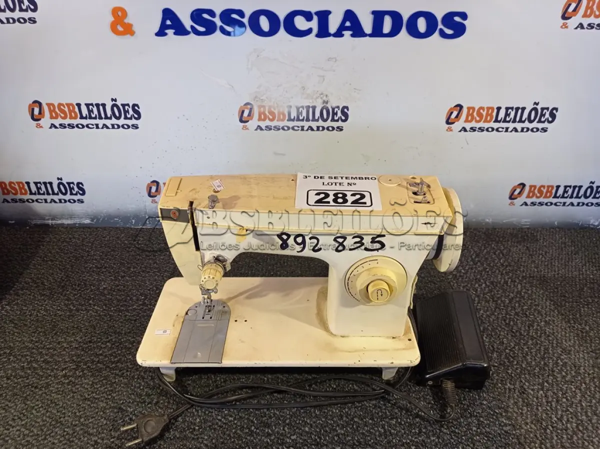 LOTE 282 - 01 MÁQUINA DE COSTURA MARCA SINGER COM PEDAL. (NO ESTADO) ATENÇÃO! FAZER A VISITAÇÃO ANTES DE ARREMATAR, NÃO SABEMOS SE FUNCIONA. LEILÃO NÃO TEM GARANTIA E NEM DEVOLUÇÃO, SUJEITO A POSSÍVEIS AVARIAS VISÍVEIS/OCULTAS E/OU AUSÊNCIA DE COMPONENTES.