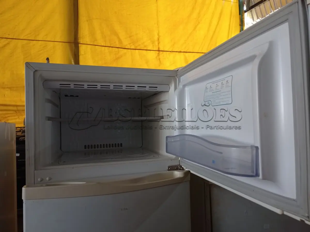 LOTE 305 - 01 GELADEIRA MARCA CÔNSUL 220V. (NO ESTADO) ATENÇÃO! FAZER A VISITAÇÃO ANTES DE ARREMATAR, NÃO SABEMOS SE FUNCIONA. LEILÃO NÃO TEM GARANTIA E NEM DEVOLUÇÃO, SUJEITO A POSSÍVEIS AVARIAS VISÍVEIS/OCULTAS E/OU AUSÊNCIA DE COMPONENTES.