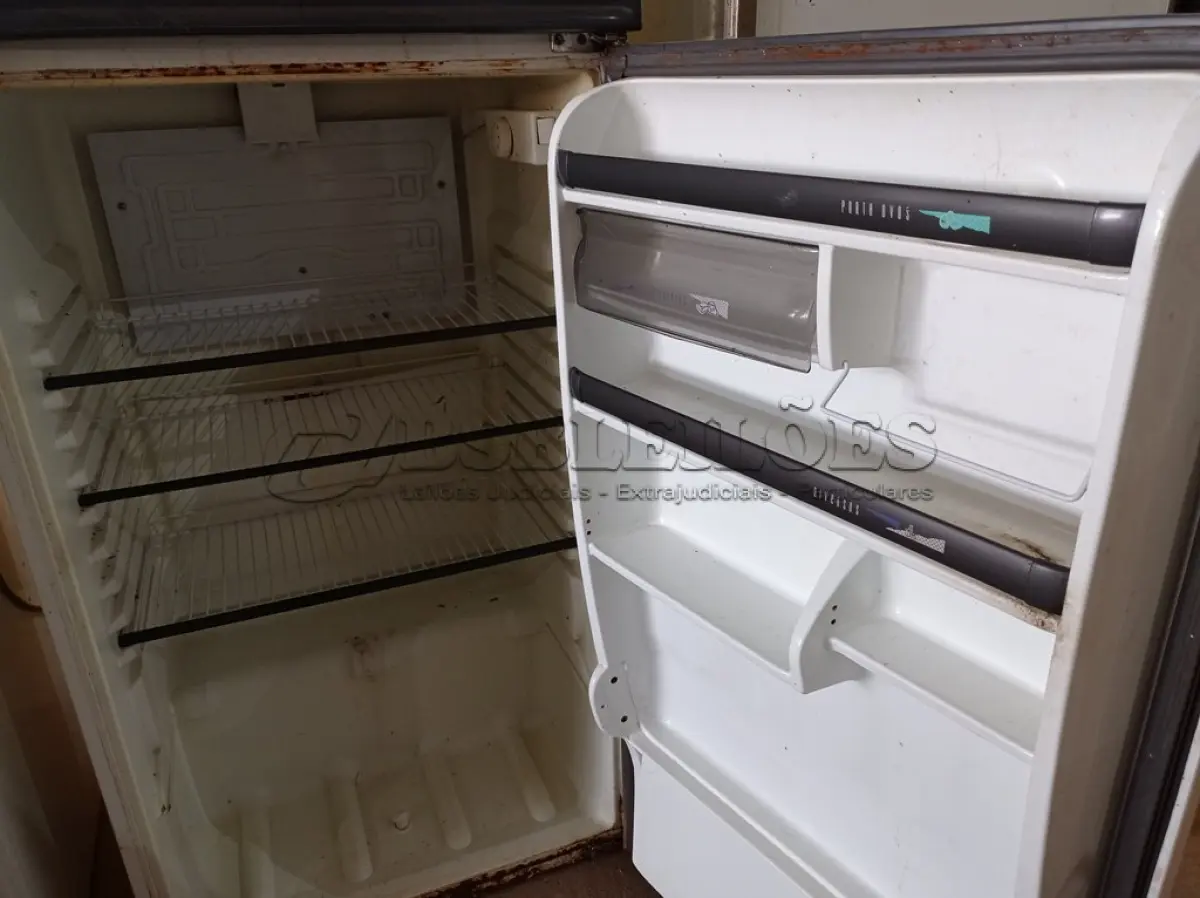 LOTE 302 - 01 GELADEIRA MARCA CÔNSUL 220V. (NO ESTADO) ATENÇÃO! FAZER A VISITAÇÃO ANTES DE ARREMATAR, NÃO SABEMOS SE FUNCIONA. LEILÃO NÃO TEM GARANTIA E NEM DEVOLUÇÃO, SUJEITO A POSSÍVEIS AVARIAS VISÍVEIS/OCULTAS E/OU AUSÊNCIA DE COMPONENTES.