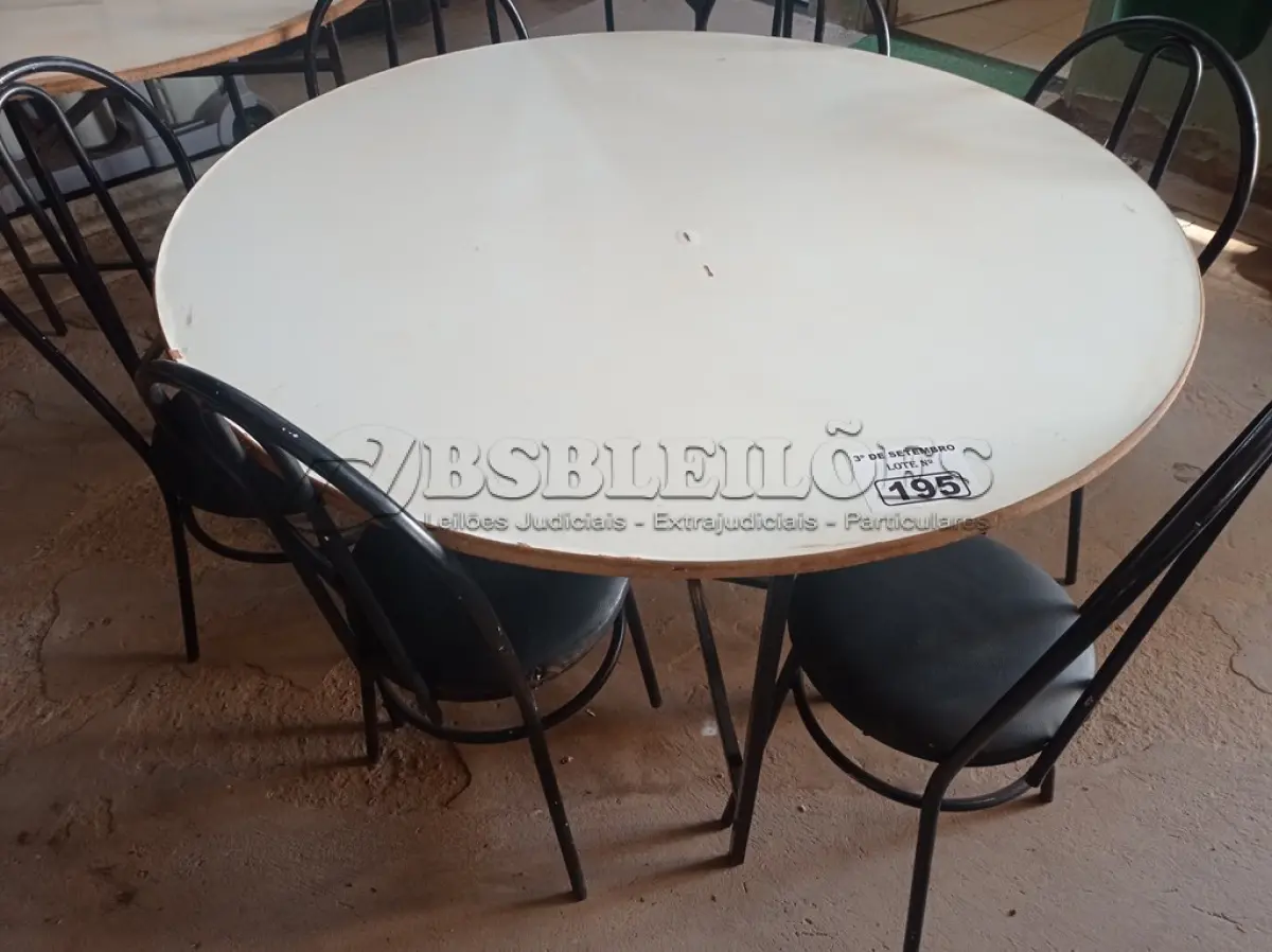 LOTE 195 - 01 MESA DE FERRO COM BASE DOBRÁVEL, TAMPO EM MADEIRA E 06 CADEIRAS DE FERRO COM ASSENTO ALMOFADADO. (NO ESTADO) ATENÇÃO! FAZER A VISITAÇÃO ANTES DE ARREMATAR, NÃO SABEMOS SE FUNCIONA. LEILÃO NÃO TEM GARANTIA E NEM DEVOLUÇÃO, SUJEITO A POSSÍVEIS AVARIAS VISÍVEIS/OCULTAS E/OU AUSÊNCIA DE COMPONENTES.
