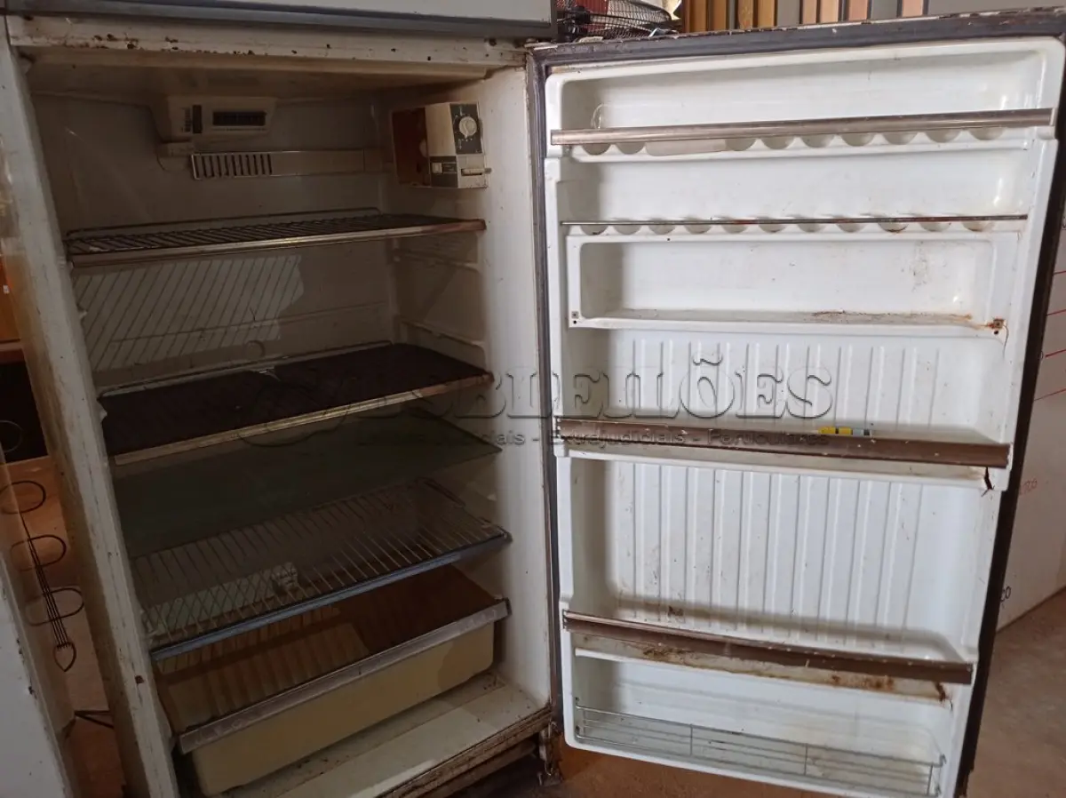LOTE 301 - 01 GELADEIRA MARCA BRASTEMP 220V. (NO ESTADO) ATENÇÃO! FAZER A VISITAÇÃO ANTES DE ARREMATAR, NÃO SABEMOS SE FUNCIONA. LEILÃO NÃO TEM GARANTIA E NEM DEVOLUÇÃO, SUJEITO A POSSÍVEIS AVARIAS VISÍVEIS/OCULTAS E/OU AUSÊNCIA DE COMPONENTES.