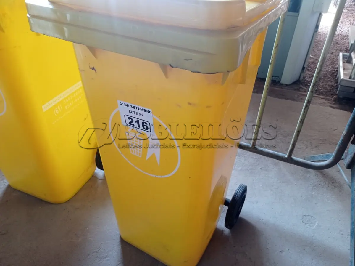 LOTE 216 - 01 CONTAINER HDPE EN840 120LITROS. (NO ESTADO) ATENÇÃO! FAZER A VISITAÇÃO ANTES DE ARREMATAR, NÃO SABEMOS SE FUNCIONA. LEILÃO NÃO TEM GARANTIA E NEM DEVOLUÇÃO, SUJEITO A POSSÍVEIS AVARIAS VISÍVEIS/OCULTAS E/OU AUSÊNCIA DE COMPONENTES.