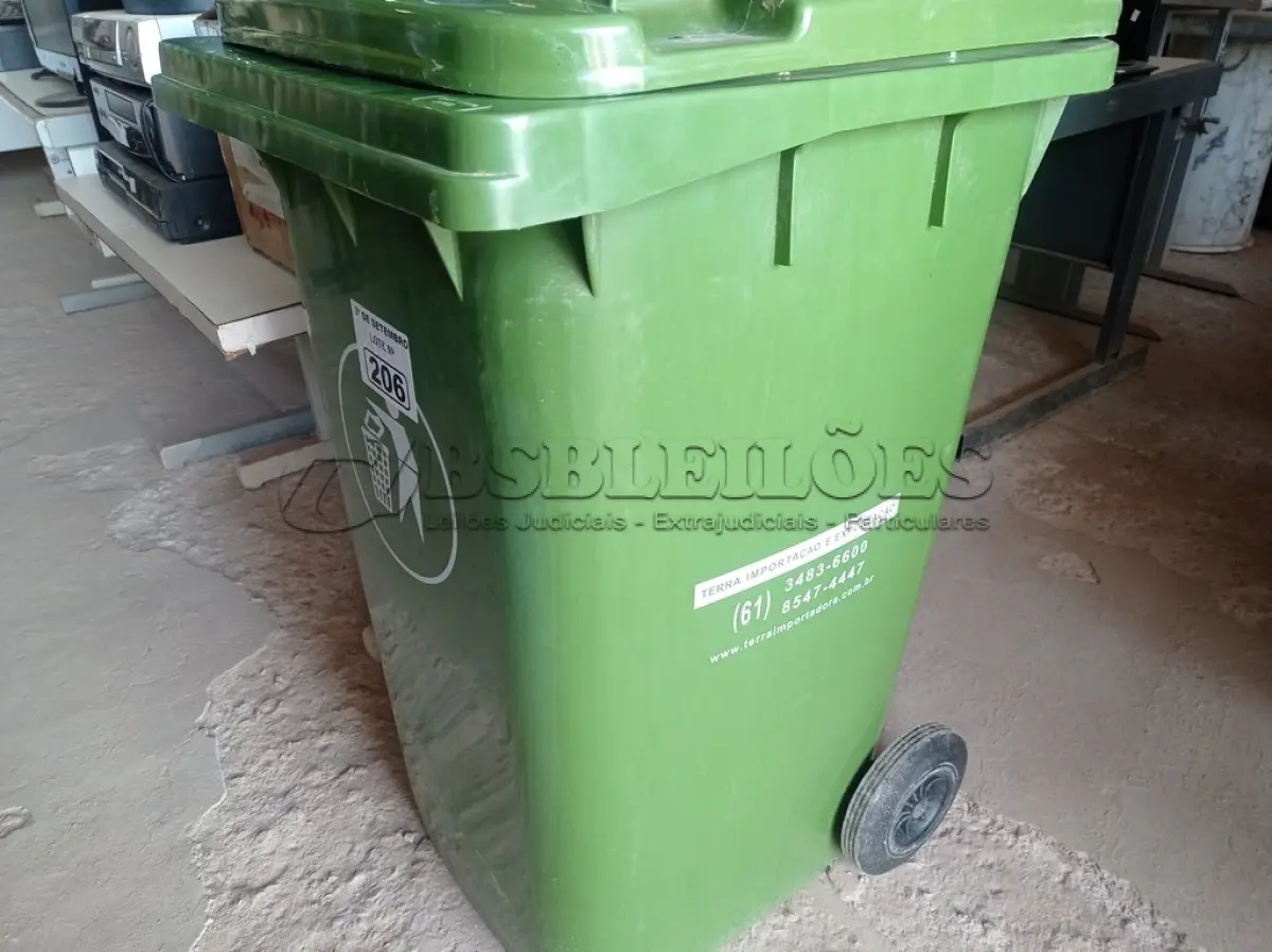 LOTE 206 - 01 CONTAINER HDPE EN840 240LITROS. (NO ESTADO) ATENÇÃO! FAZER A VISITAÇÃO ANTES DE ARREMATAR, NÃO SABEMOS SE FUNCIONA. LEILÃO NÃO TEM GARANTIA E NEM DEVOLUÇÃO, SUJEITO A POSSÍVEIS AVARIAS VISÍVEIS/OCULTAS E/OU AUSÊNCIA DE COMPONENTES.
