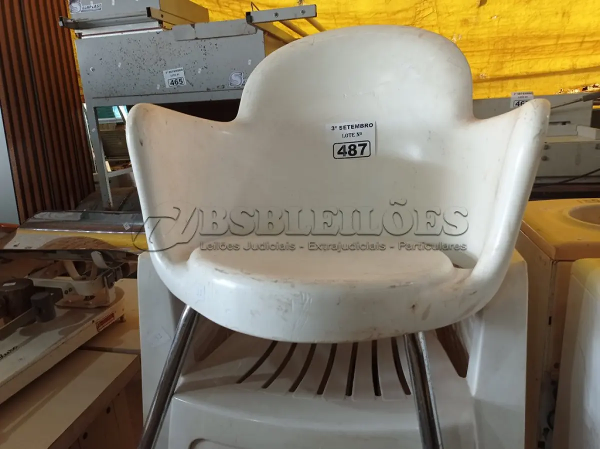 LOTE 487 - 12 CADEIRAS DE PLÁSTICO SENDO 01 COM BASE DE FERRO CROMADO. (NO ESTADO) ATENÇÃO! FAZER A VISITAÇÃO ANTES DE ARREMATAR, NÃO SABEMOS SE FUNCIONA. LEILÃO NÃO TEM GARANTIA E NEM DEVOLUÇÃO, SUJEITO A POSSÍVEIS AVARIAS VISÍVEIS/OCULTAS E/OU AUSÊNCIA DE COMPONENTES.