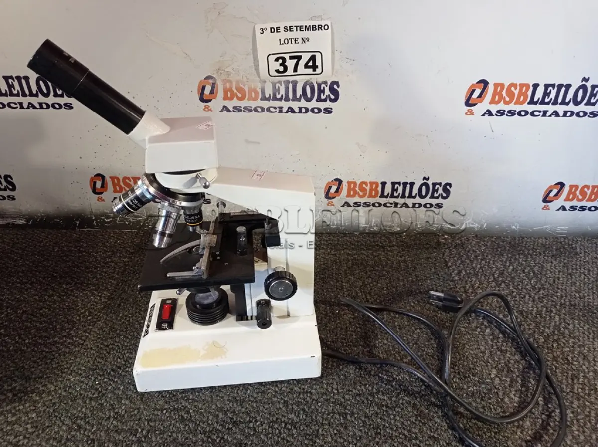 LOTE 374 - 01 MICROSCÓPIO. (NO ESTADO) ATENÇÃO! FAZER A VISITAÇÃO ANTES DE ARREMATAR, NÃO SABEMOS SE FUNCIONA. LEILÃO NÃO TEM GARANTIA E NEM DEVOLUÇÃO, SUJEITO A POSSÍVEIS AVARIAS VISÍVEIS/OCULTAS E/OU AUSÊNCIA DE COMPONENTES.