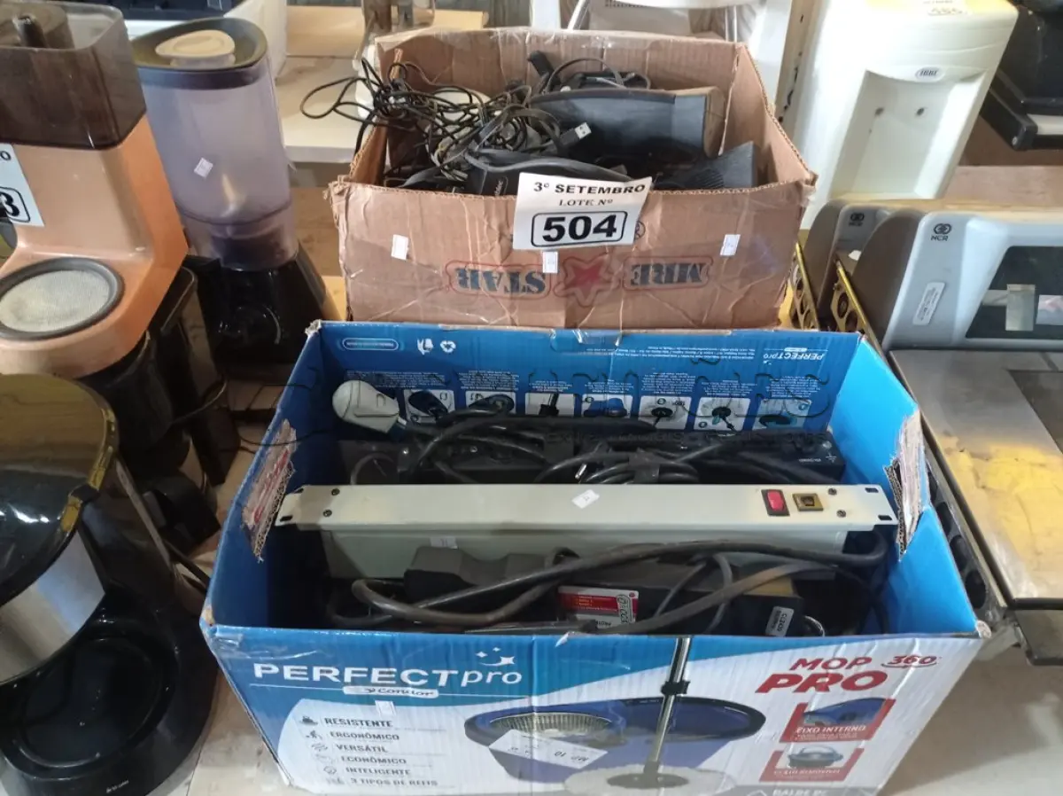 LOTE 504 - 01 LOTE COM VÁRIAS RÉGUAS ELÉTRICAS E CAIXINHAS DE SOM PARA PC MARCAS E MODELOS DIVERSOS. (NO ESTADO) ATENÇÃO! FAZER A VISITAÇÃO ANTES DE ARREMATAR, NÃO SABEMOS SE FUNCIONA. LEILÃO NÃO TEM GARANTIA E NEM DEVOLUÇÃO, SUJEITO A POSSÍVEIS AVARIAS VISÍVEIS/OCULTAS E/OU AUSÊNCIA DE COMPONENTES.