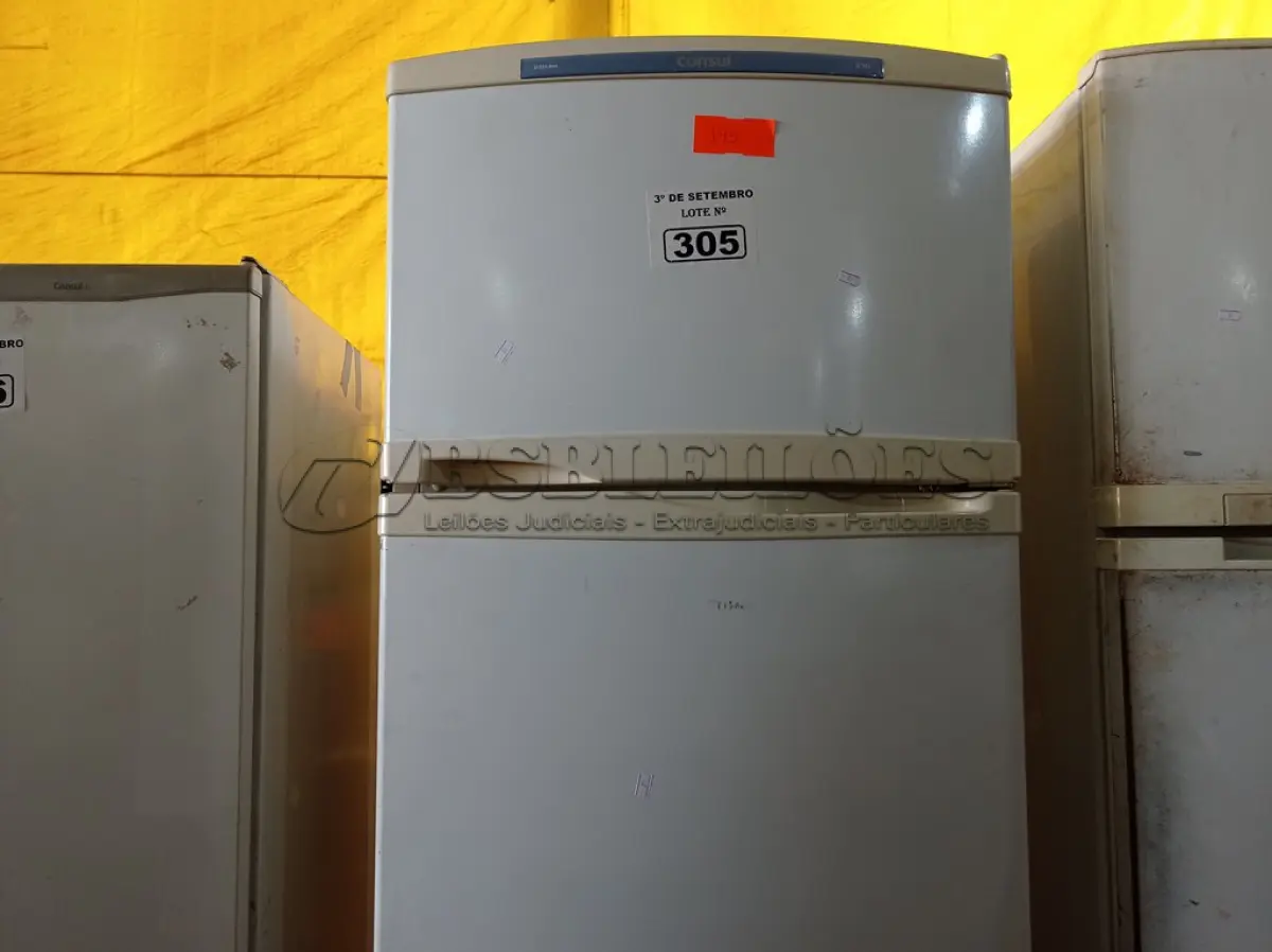 LOTE 305 - 01 GELADEIRA MARCA CÔNSUL 220V. (NO ESTADO) ATENÇÃO! FAZER A VISITAÇÃO ANTES DE ARREMATAR, NÃO SABEMOS SE FUNCIONA. LEILÃO NÃO TEM GARANTIA E NEM DEVOLUÇÃO, SUJEITO A POSSÍVEIS AVARIAS VISÍVEIS/OCULTAS E/OU AUSÊNCIA DE COMPONENTES.