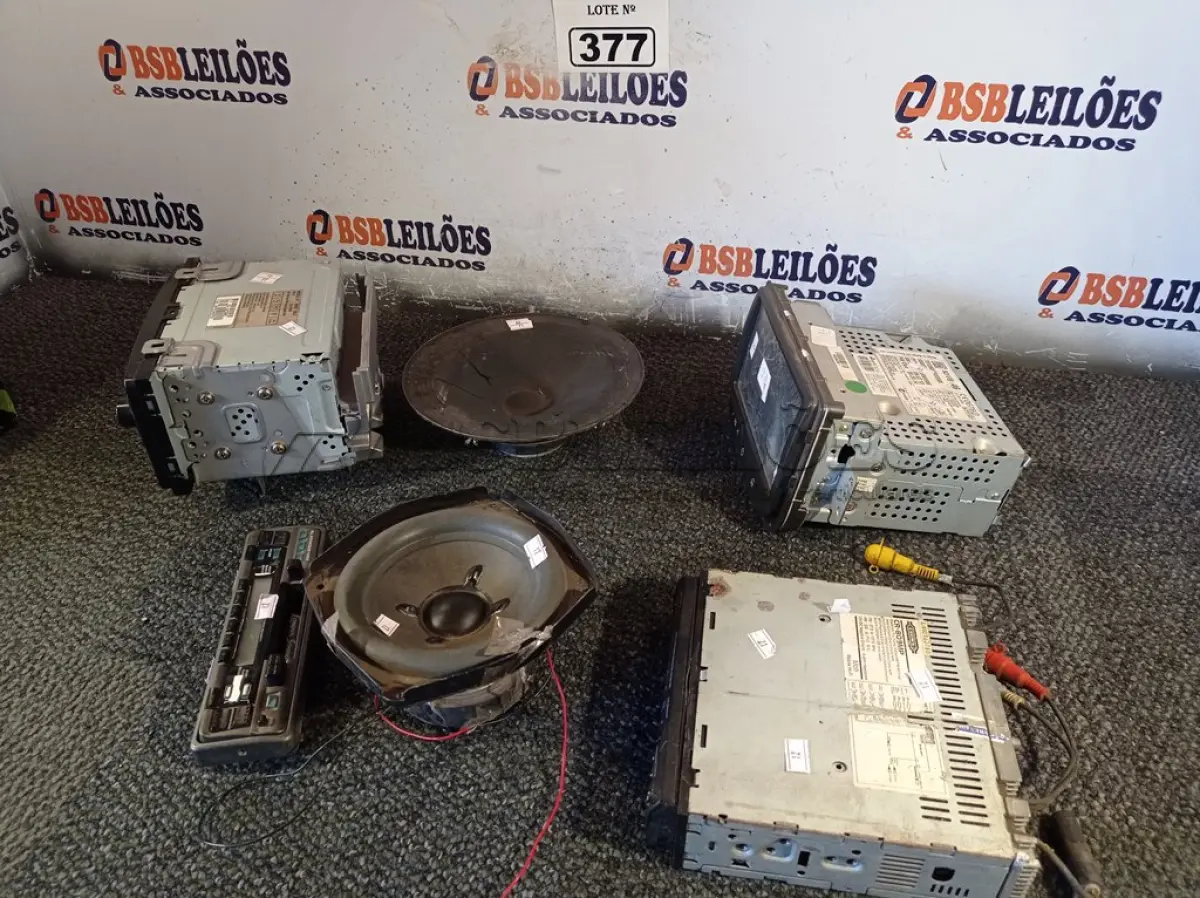 LOTE 377 - 02 CENTRAIS MULTIMÍDIA, 01 APARELHO DE SOM AUTOMOTIVO E 02 ALTO-FALANTES MARCAS E MODELOS DIVERSOS. (NO ESTADO) ATENÇÃO! FAZER A VISITAÇÃO ANTES DE ARREMATAR, NÃO SABEMOS SE FUNCIONA. LEILÃO NÃO TEM GARANTIA E NEM DEVOLUÇÃO, SUJEITO A POSSÍVEIS AVARIAS VISÍVEIS/OCULTAS E/OU AUSÊNCIA DE COMPONENTES.