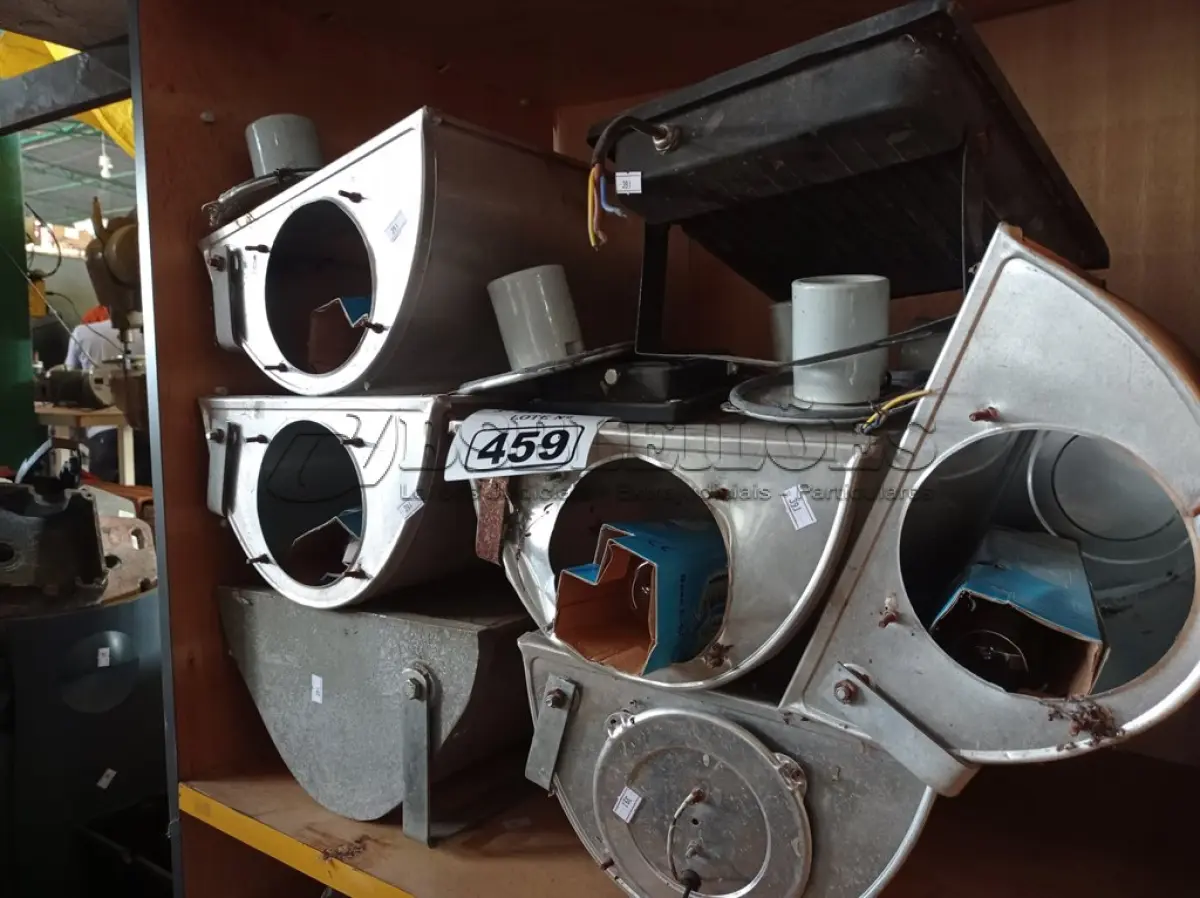 LOTE 459 - 02 REFLETORES DE LED E 06 LUMINÁRIAS DE PÁTIO. (NO ESTADO) ATENÇÃO! FAZER A VISITAÇÃO ANTES DE ARREMATAR, NÃO SABEMOS SE FUNCIONA. LEILÃO NÃO TEM GARANTIA E NEM DEVOLUÇÃO, SUJEITO A POSSÍVEIS AVARIAS VISÍVEIS/OCULTAS E/OU AUSÊNCIA DE COMPONENTES.