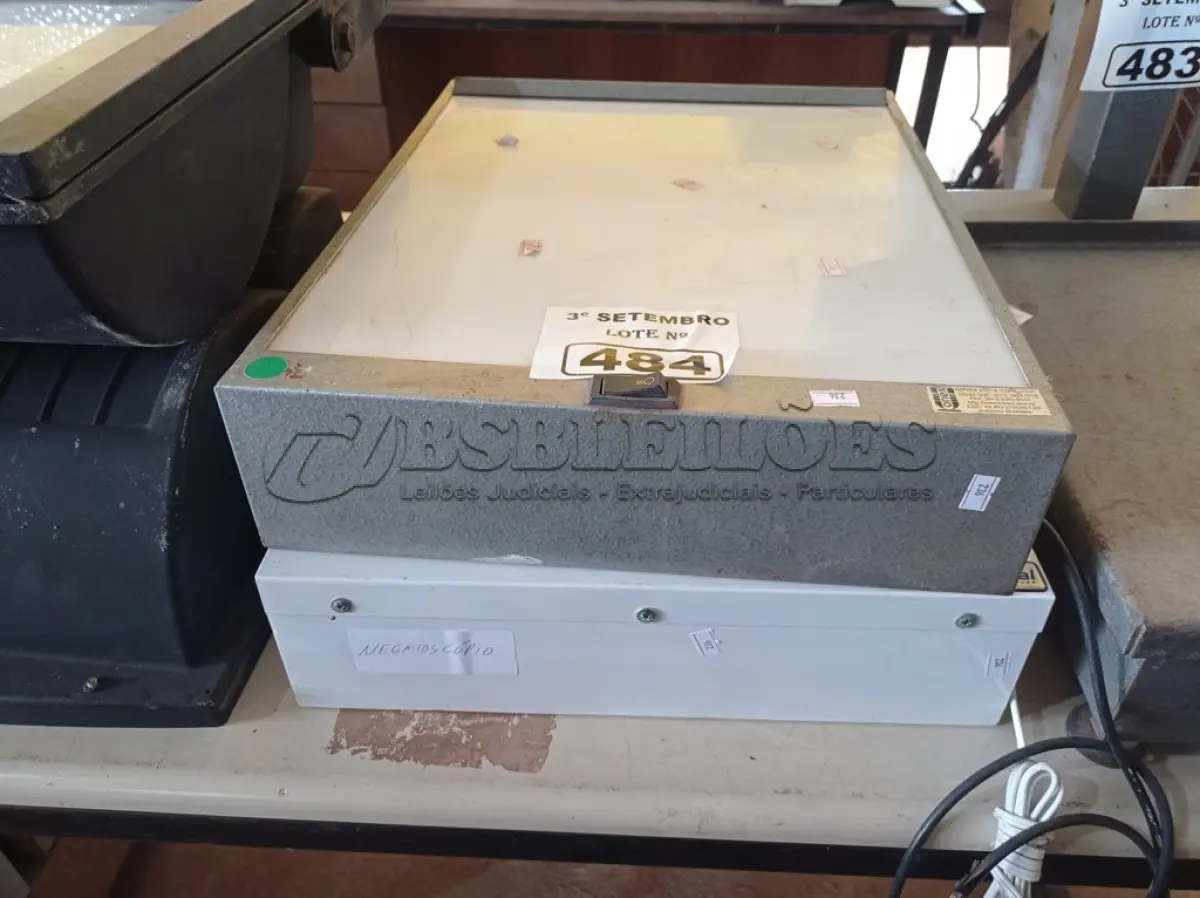 LOTE 484 - 02 NEGATOSCOPIOS. (NO ESTADO) ATENÇÃO! FAZER A VISITAÇÃO ANTES DE ARREMATAR, NÃO SABEMOS SE FUNCIONA. LEILÃO NÃO TEM GARANTIA E NEM DEVOLUÇÃO, SUJEITO A POSSÍVEIS AVARIAS VISÍVEIS/OCULTAS E/OU AUSÊNCIA DE COMPONENTES.