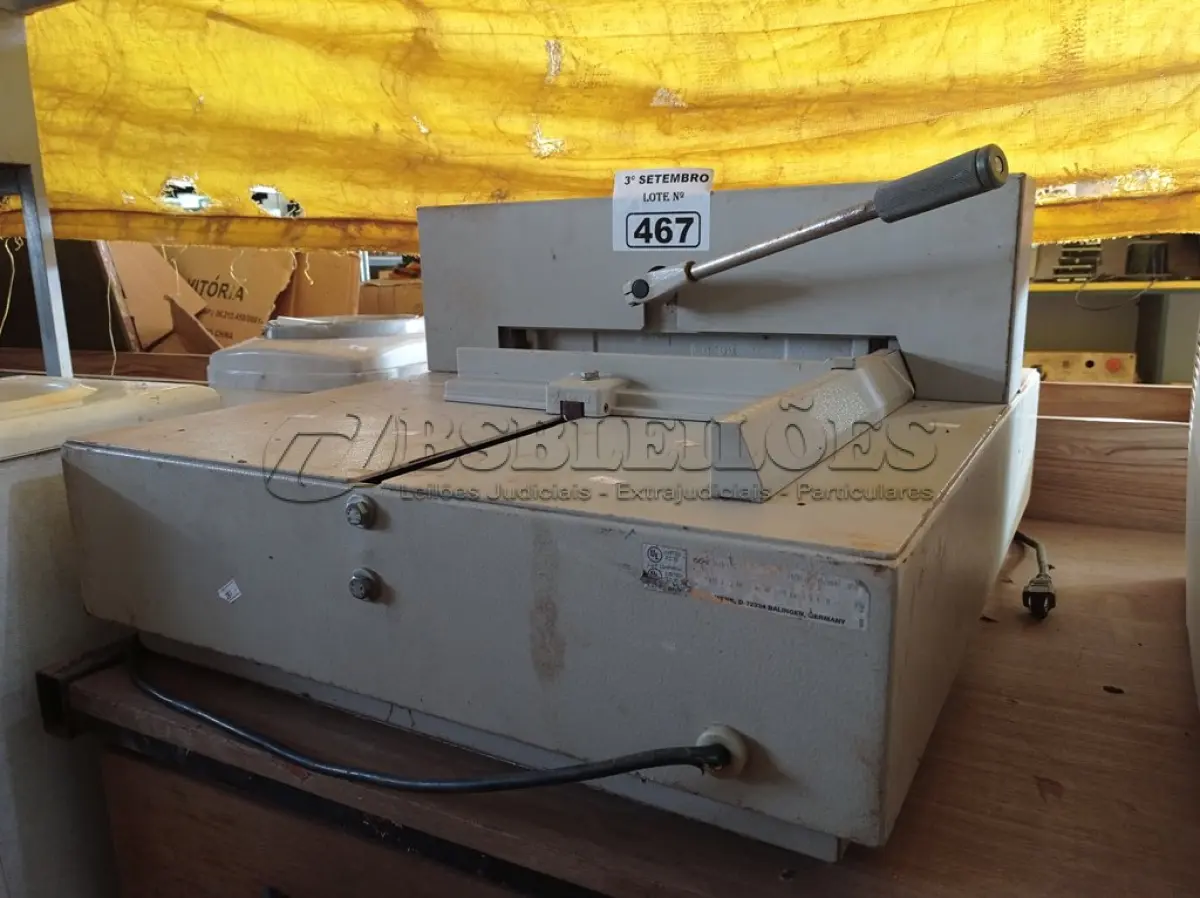 LOTE 467 - 01 GUILHOTINA ELÉTRICA. (NO ESTADO) ATENÇÃO! FAZER A VISITAÇÃO ANTES DE ARREMATAR, NÃO SABEMOS SE FUNCIONA. LEILÃO NÃO TEM GARANTIA E NEM DEVOLUÇÃO, SUJEITO A POSSÍVEIS AVARIAS VISÍVEIS/OCULTAS E/OU AUSÊNCIA DE COMPONENTES.