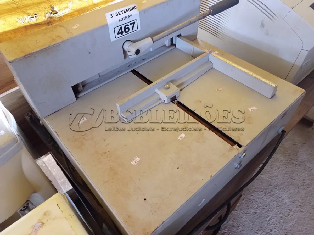 LOTE 467 - 01 GUILHOTINA ELÉTRICA. (NO ESTADO) ATENÇÃO! FAZER A VISITAÇÃO ANTES DE ARREMATAR, NÃO SABEMOS SE FUNCIONA. LEILÃO NÃO TEM GARANTIA E NEM DEVOLUÇÃO, SUJEITO A POSSÍVEIS AVARIAS VISÍVEIS/OCULTAS E/OU AUSÊNCIA DE COMPONENTES.