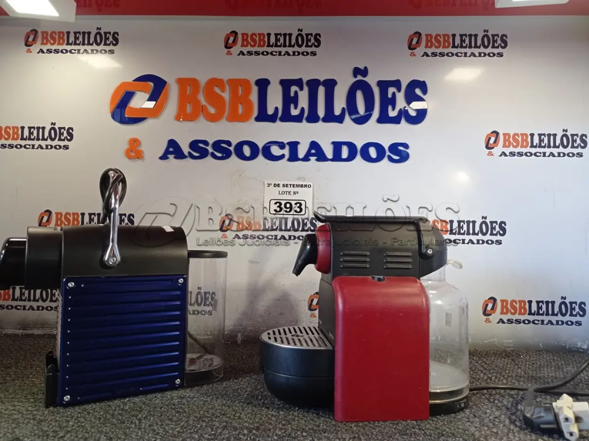 LOTE 393 - 02 CAFETEIRAS MARCAS E MODELOS DIVERSOS. (NO ESTADO) ATENÇÃO! FAZER A VISITAÇÃO ANTES DE ARREMATAR, NÃO SABEMOS SE FUNCIONA. LEILÃO NÃO TEM GARANTIA E NEM DEVOLUÇÃO, SUJEITO A POSSÍVEIS AVARIAS VISÍVEIS/OCULTAS E/OU AUSÊNCIA DE COMPONENTES.