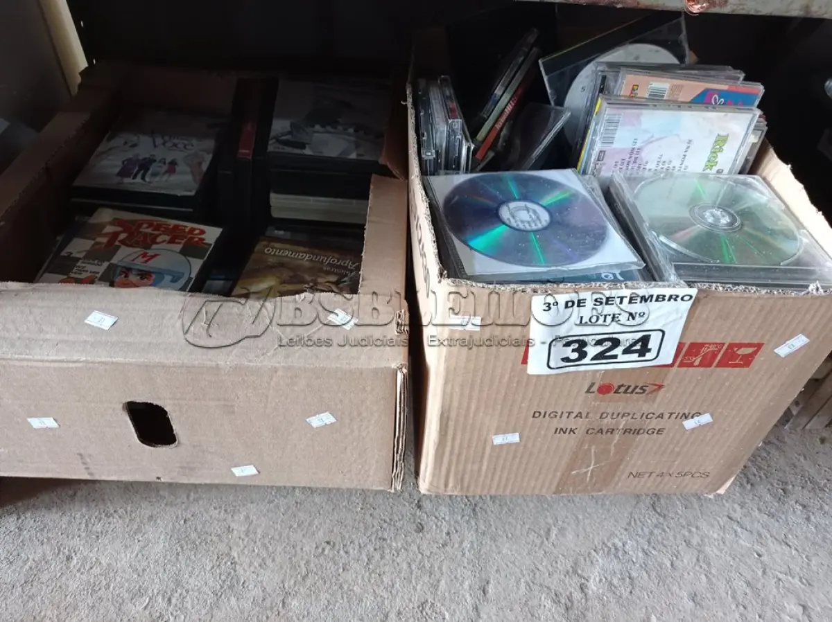 LOTE 324 - 01 LOTE COM VÁRIOS CDS E DVD DE TÍTULOS DIVERSOS. (NO ESTADO) ATENÇÃO! FAZER A VISITAÇÃO ANTES DE ARREMATAR, NÃO SABEMOS SE FUNCIONA. LEILÃO NÃO TEM GARANTIA E NEM DEVOLUÇÃO, SUJEITO A POSSÍVEIS AVARIAS VISÍVEIS/OCULTAS E/OU AUSÊNCIA DE COMPONENTES.