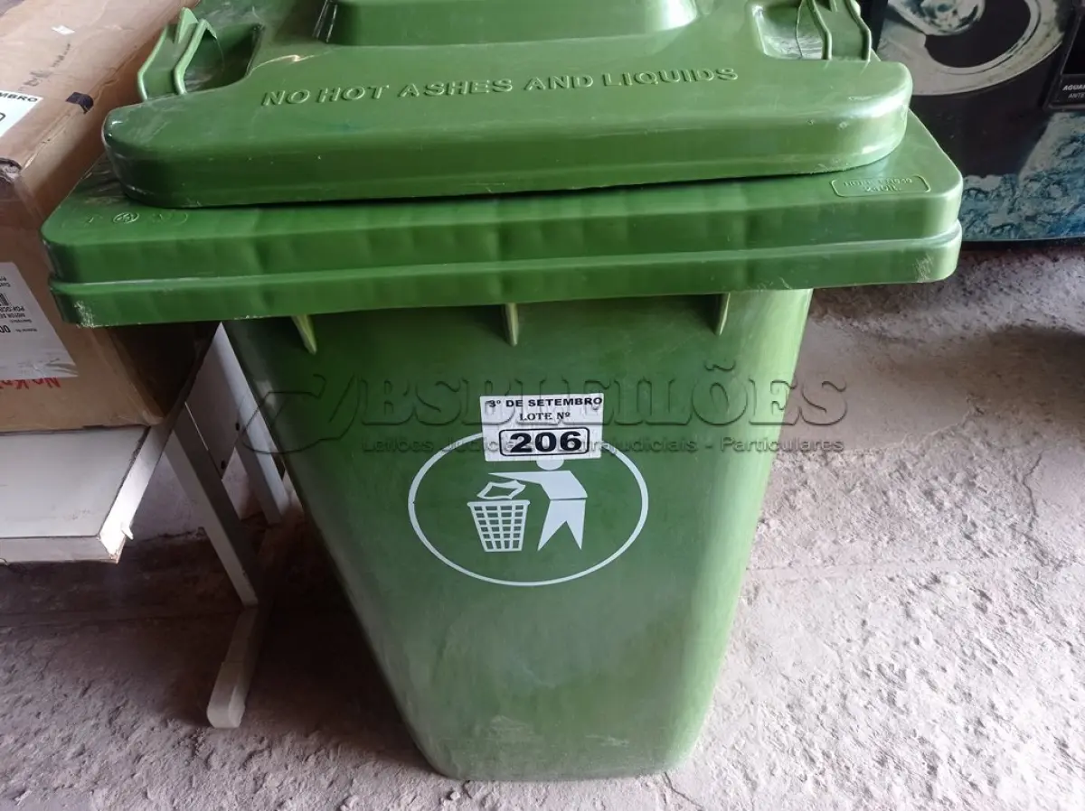 LOTE 206 - 01 CONTAINER HDPE EN840 240LITROS. (NO ESTADO) ATENÇÃO! FAZER A VISITAÇÃO ANTES DE ARREMATAR, NÃO SABEMOS SE FUNCIONA. LEILÃO NÃO TEM GARANTIA E NEM DEVOLUÇÃO, SUJEITO A POSSÍVEIS AVARIAS VISÍVEIS/OCULTAS E/OU AUSÊNCIA DE COMPONENTES.
