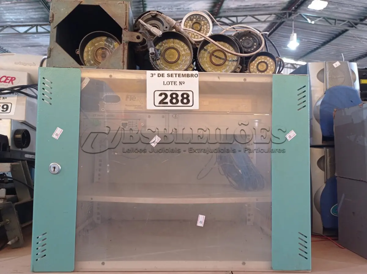 LOTE 288 - 01 RACK PARA TELECOMUNICAÇÕES E VÁRIAS CÂMERAS DE SEGURANÇA MARCAS E MODELOS DIVERSOS. (NO ESTADO) ATENÇÃO! FAZER A VISITAÇÃO ANTES DE ARREMATAR, NÃO SABEMOS SE FUNCIONA. LEILÃO NÃO TEM GARANTIA E NEM DEVOLUÇÃO, SUJEITO A POSSÍVEIS AVARIAS VISÍVEIS/OCULTAS E/OU AUSÊNCIA DE COMPONENTES.
